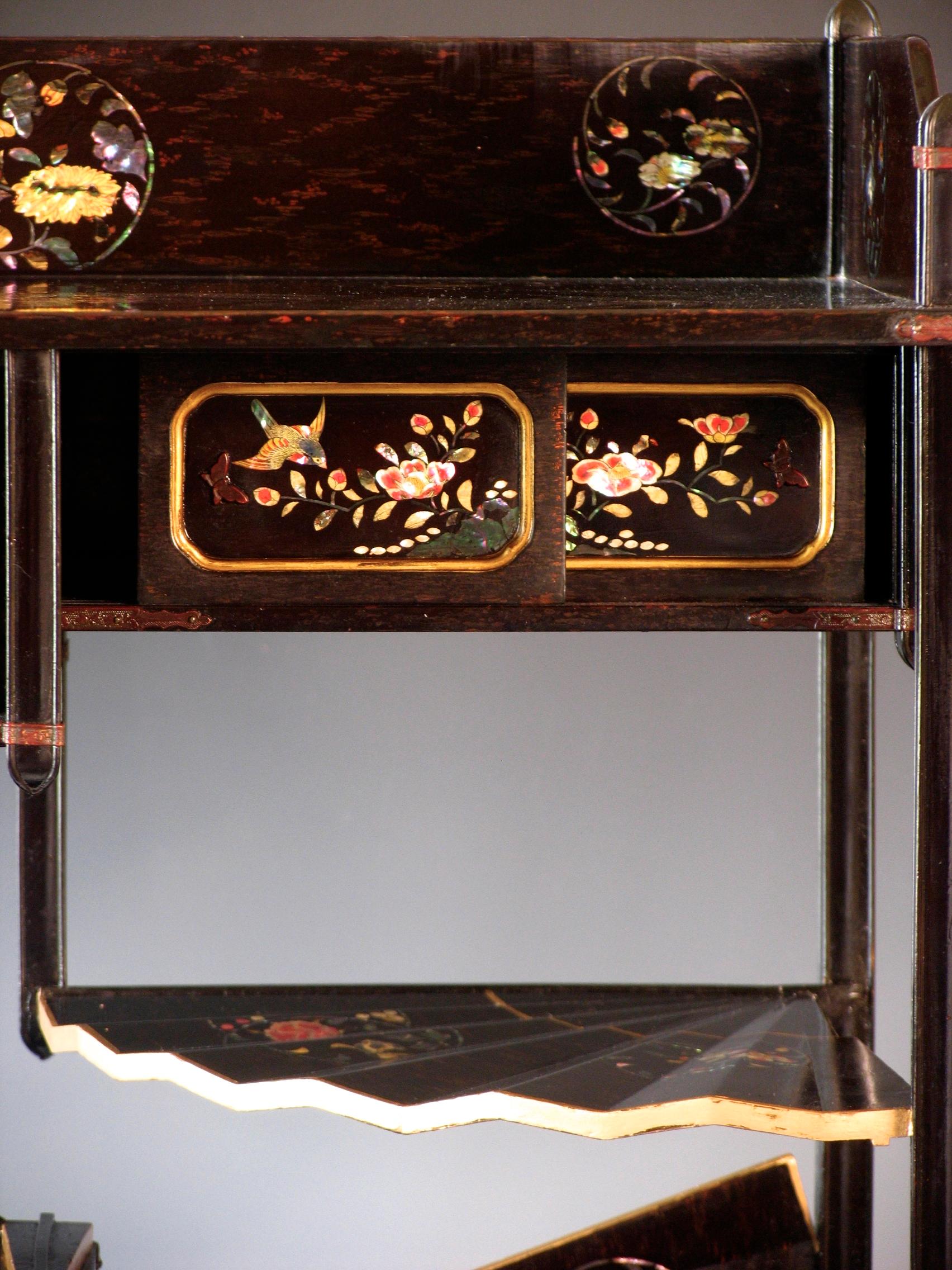 Japanese Nagasaki Lacquer and Mother-of-Pearl Inlay Display Cabinet For Sale 7