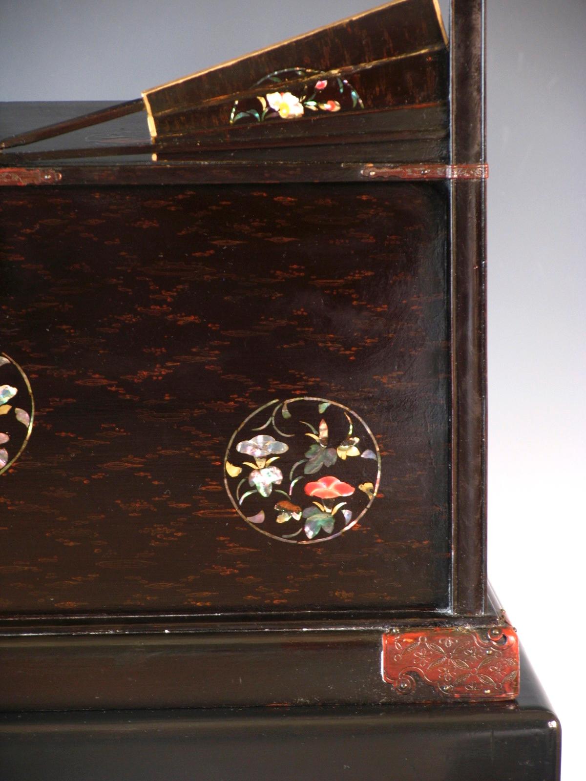 Japanese Nagasaki Lacquer and Mother-of-Pearl Inlay Display Cabinet For Sale 9