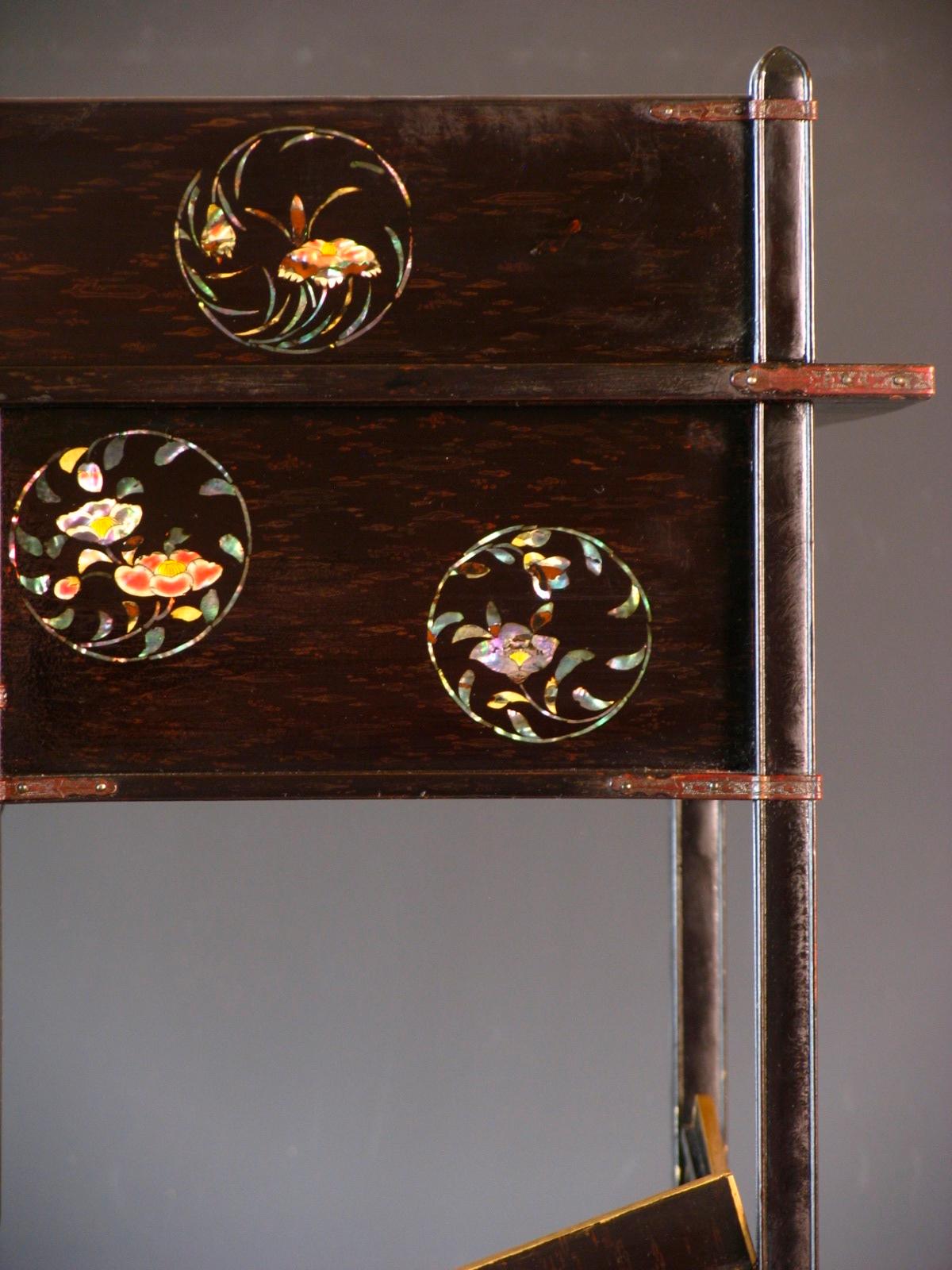 Japanese Nagasaki Lacquer and Mother-of-Pearl Inlay Display Cabinet For Sale 10