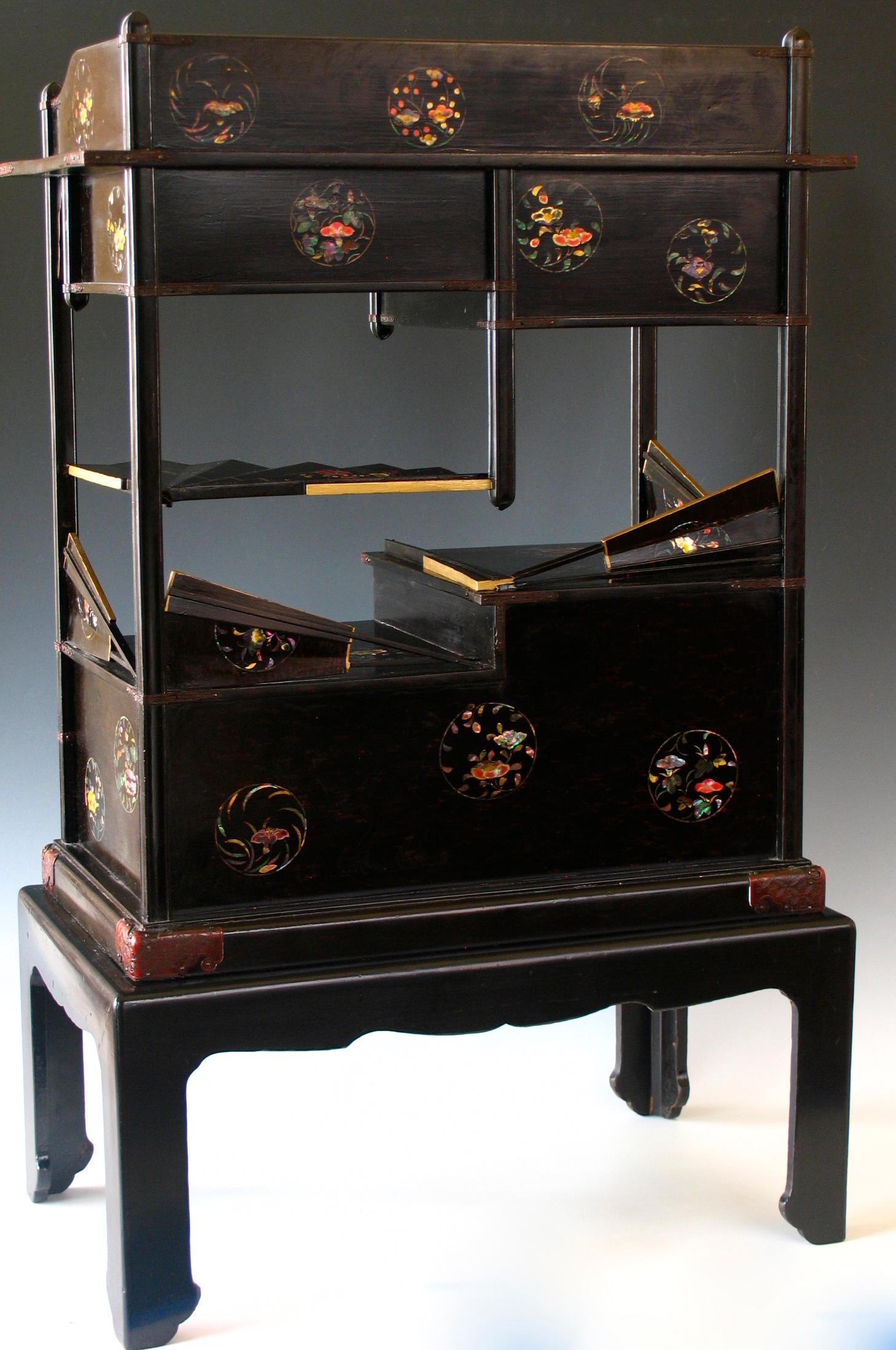 Japanese Nagasaki Lacquer and Mother-of-Pearl Inlay Display Cabinet For Sale 1