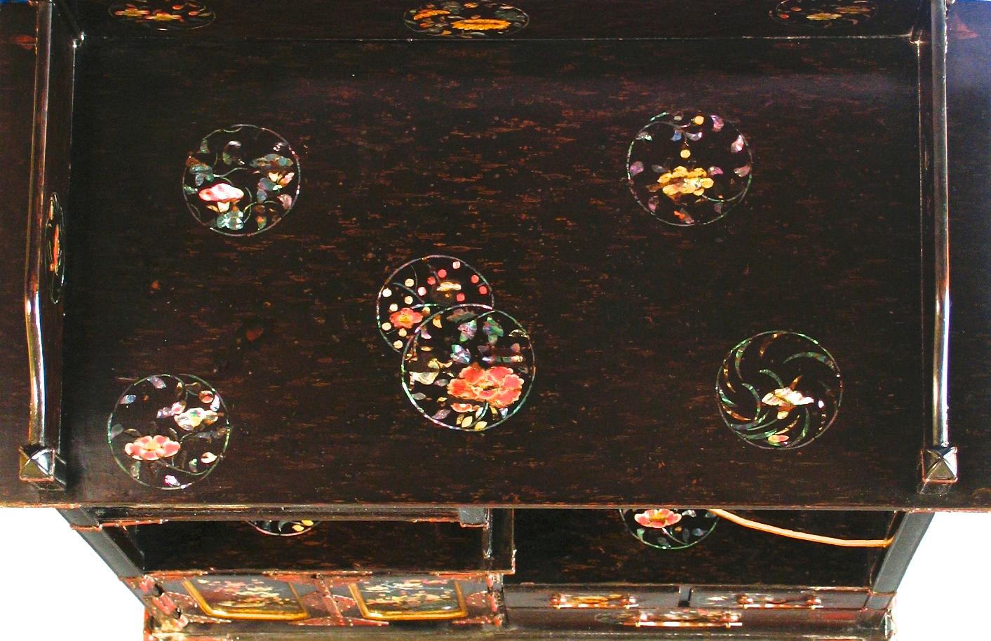 Japanese Nagasaki Lacquer and Mother-of-Pearl Inlay Display Cabinet For Sale 2