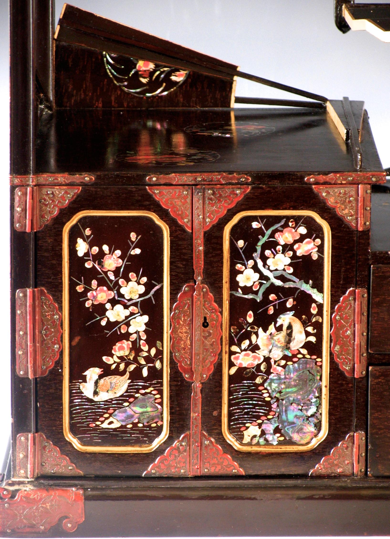 Japanese Nagasaki Lacquer and Mother-of-Pearl Inlay Display Cabinet For Sale 4