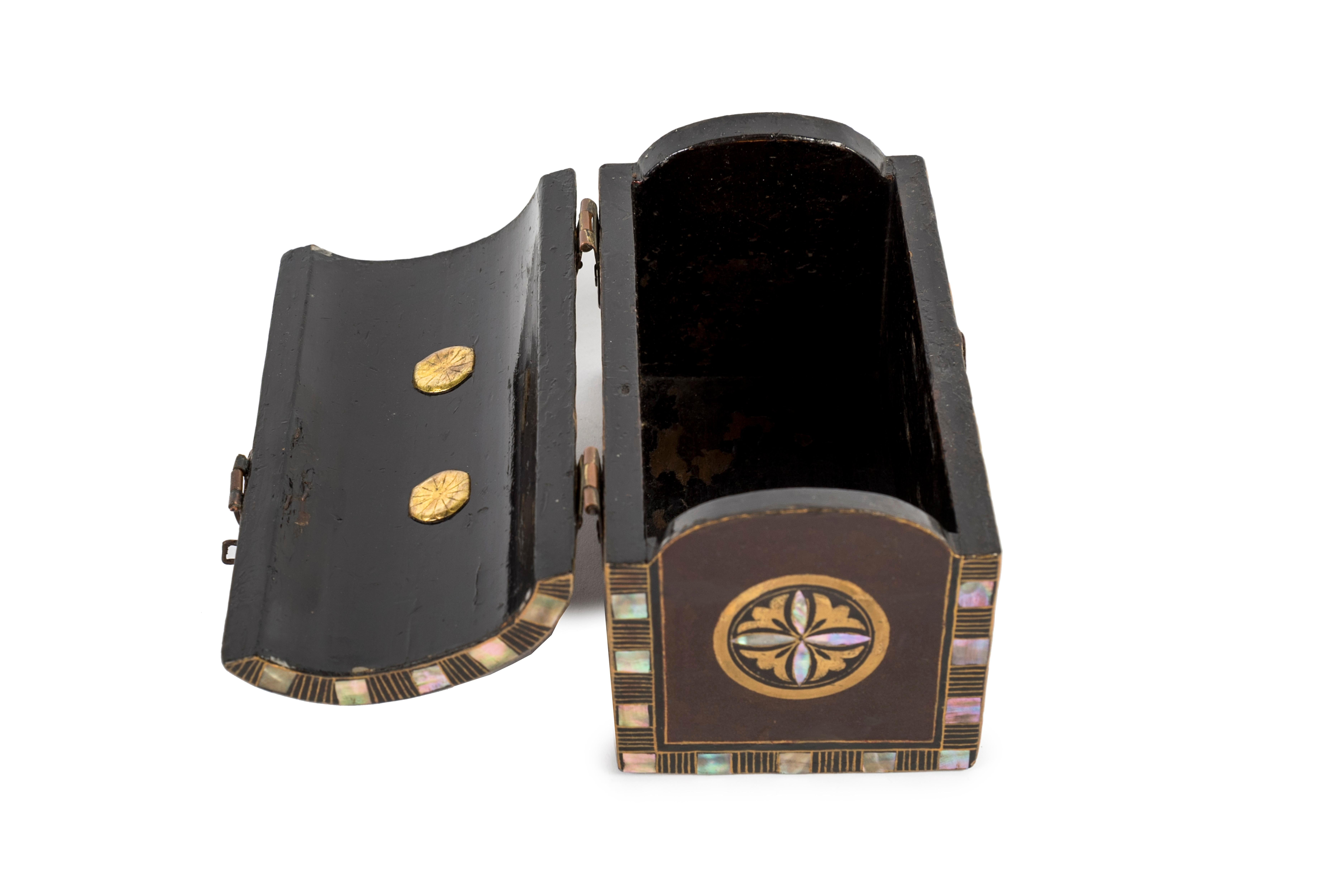 Japanese Namban Chest adorned with cylindrical motives and mother of pearl inlay In Fair Condition For Sale In PARIS, FR