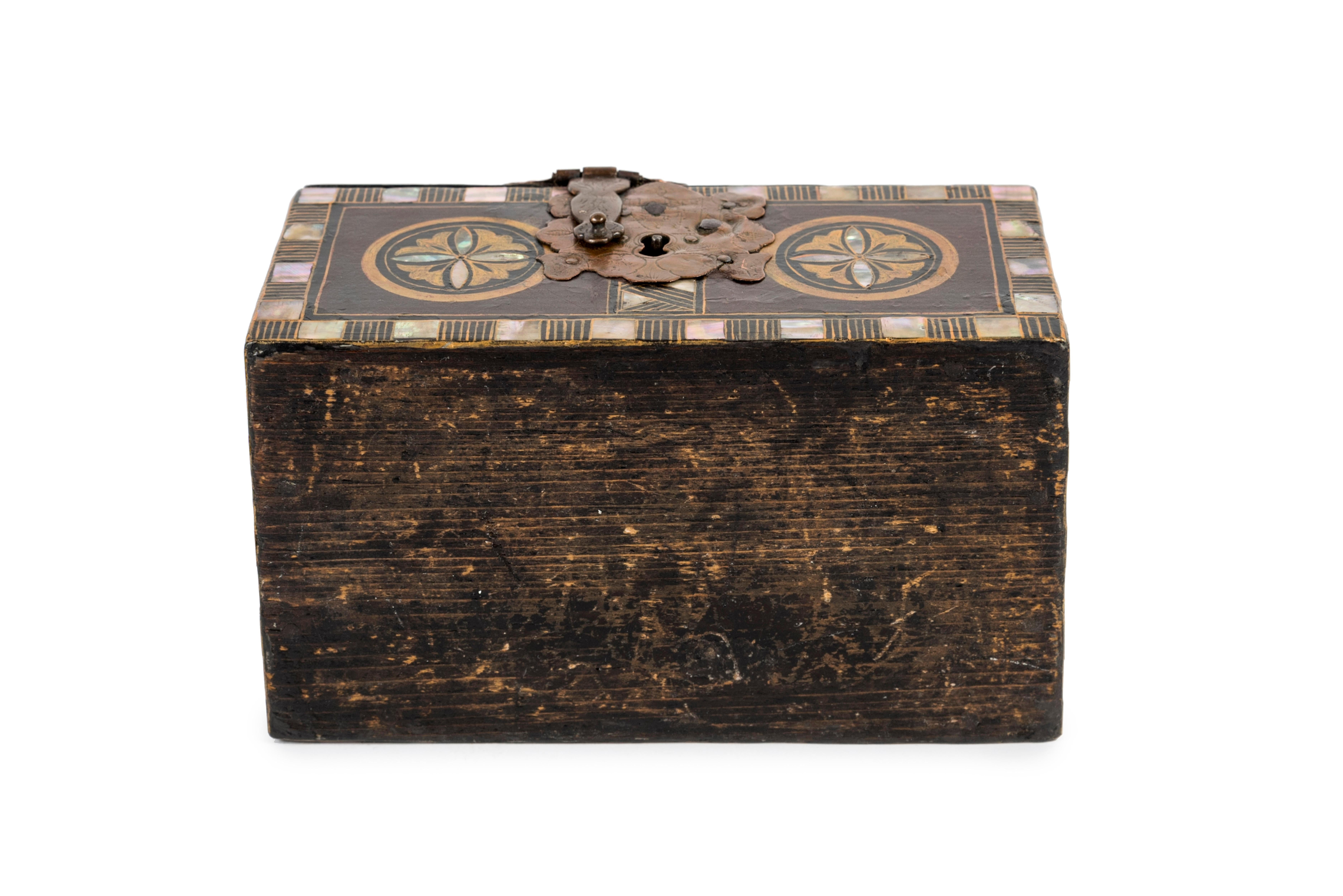 Japanese Namban Chest adorned with cylindrical motives and mother of pearl inlay For Sale 2