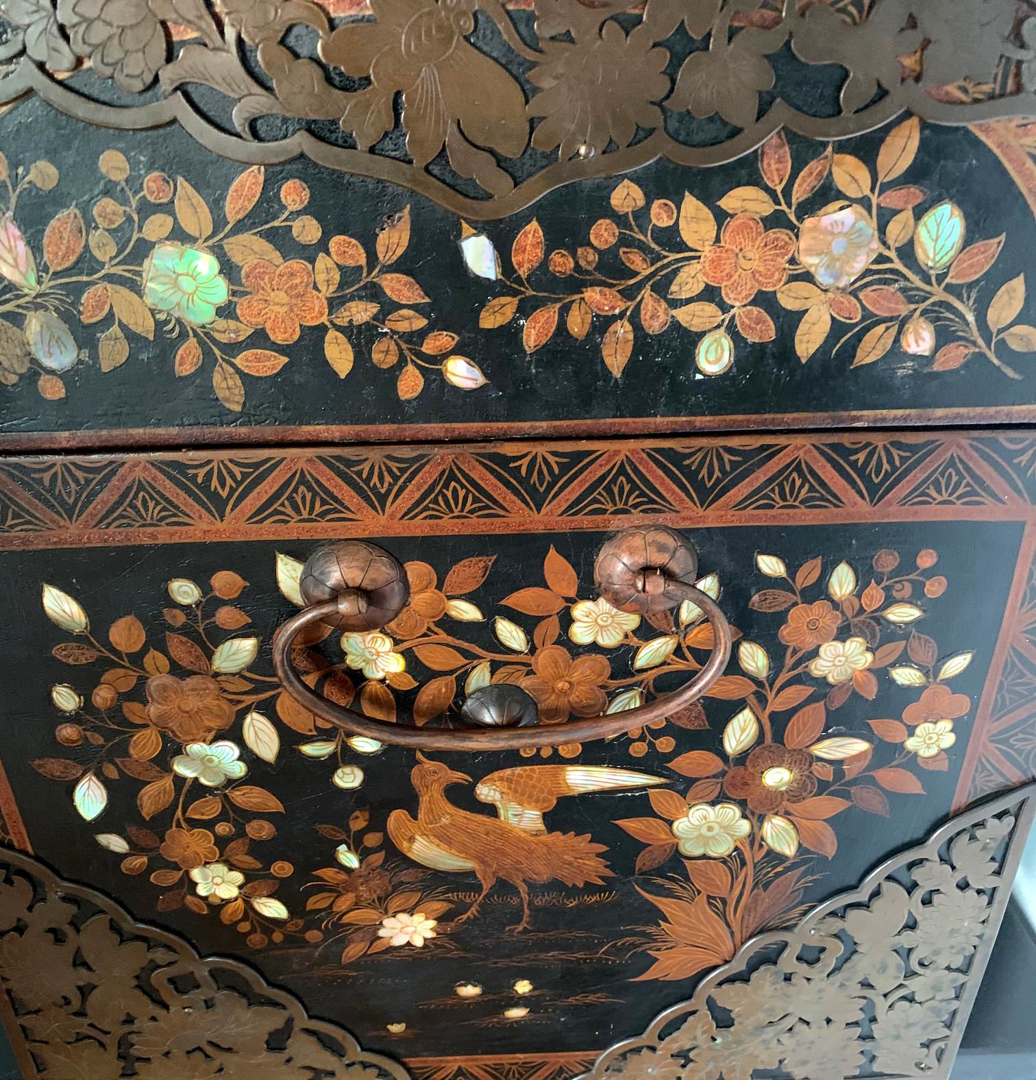 Japanese Namban Lacquer and Inlay Coffer Momoyama Period For Sale 7