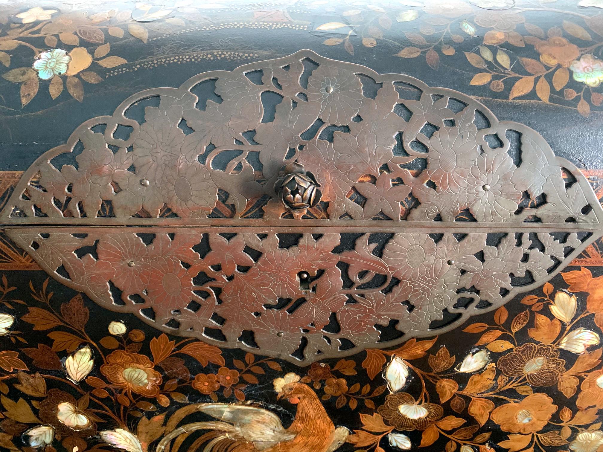 Japanese Namban Lacquer and Inlay Coffer Momoyama Period For Sale 8