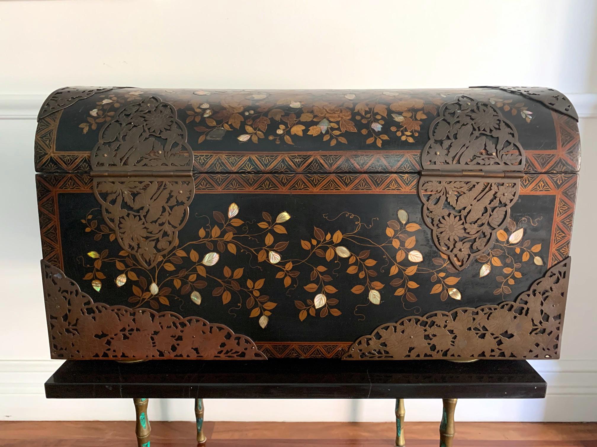 Japonisme Japanese Namban Lacquer and Inlay Coffer Momoyama Period For Sale