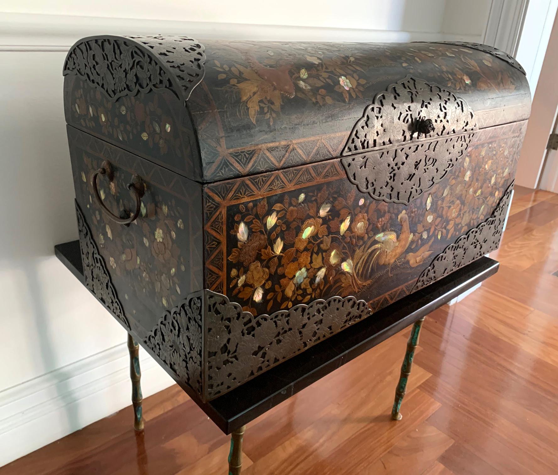 Japanese Namban Lacquer and Inlay Coffer Momoyama Period In Good Condition For Sale In Atlanta, GA