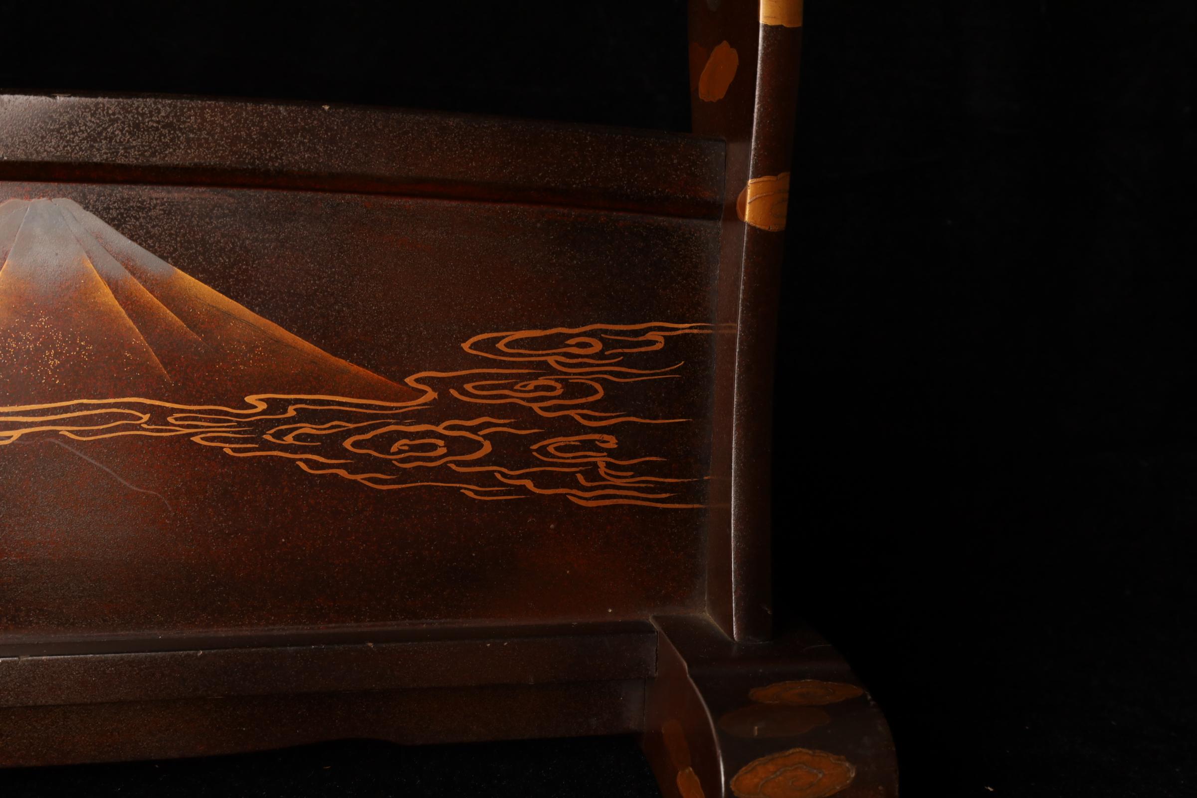 Kake (supporto per spada) giapponese Nashiji Gold Maki-e Katana con motivo del drago in vendita 3