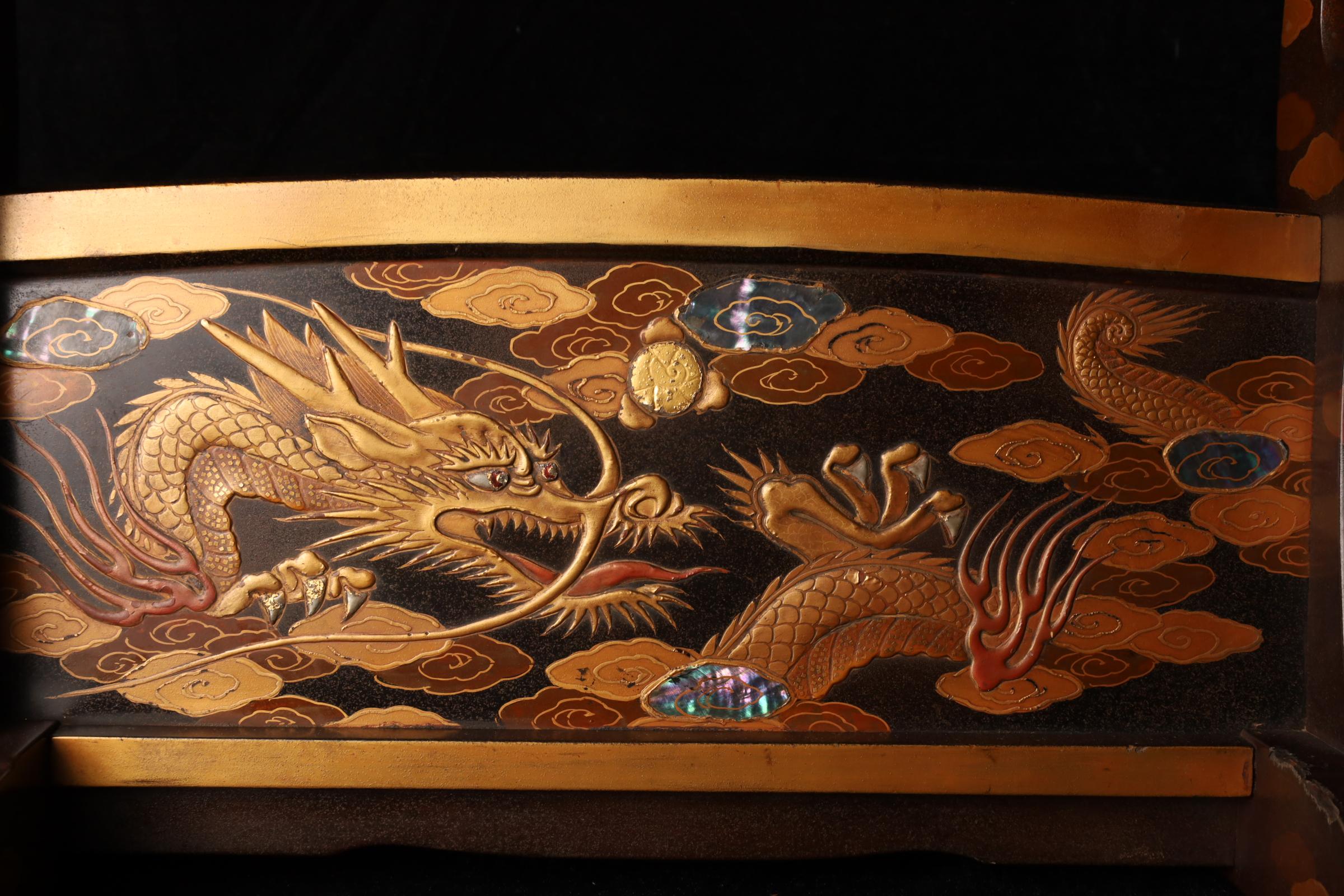 Edo Kake (supporto per spada) giapponese Nashiji Gold Maki-e Katana con motivo del drago in vendita