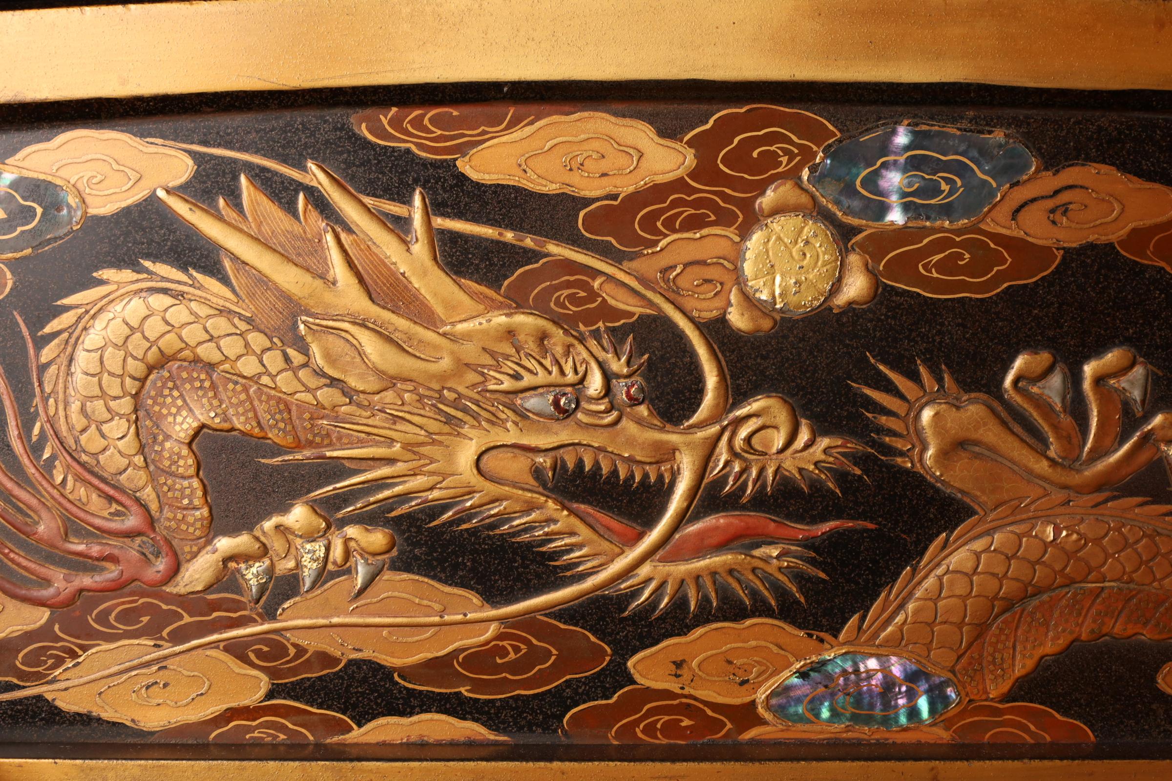 Giapponese Kake (supporto per spada) giapponese Nashiji Gold Maki-e Katana con motivo del drago in vendita