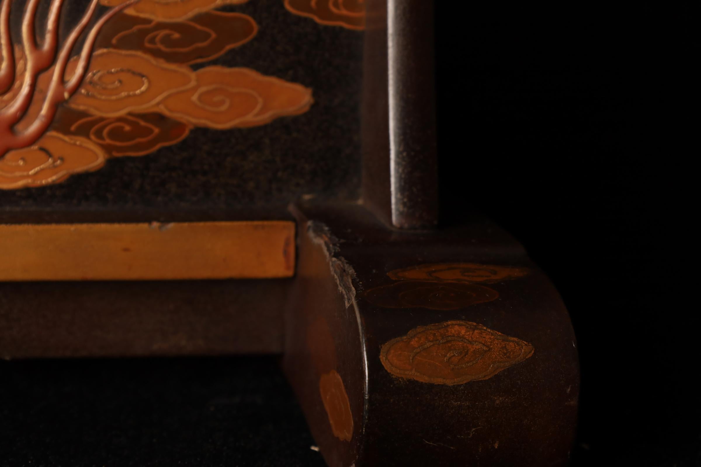 Kake (supporto per spada) giapponese Nashiji Gold Maki-e Katana con motivo del drago In condizioni buone in vendita a Fukuoka, JP