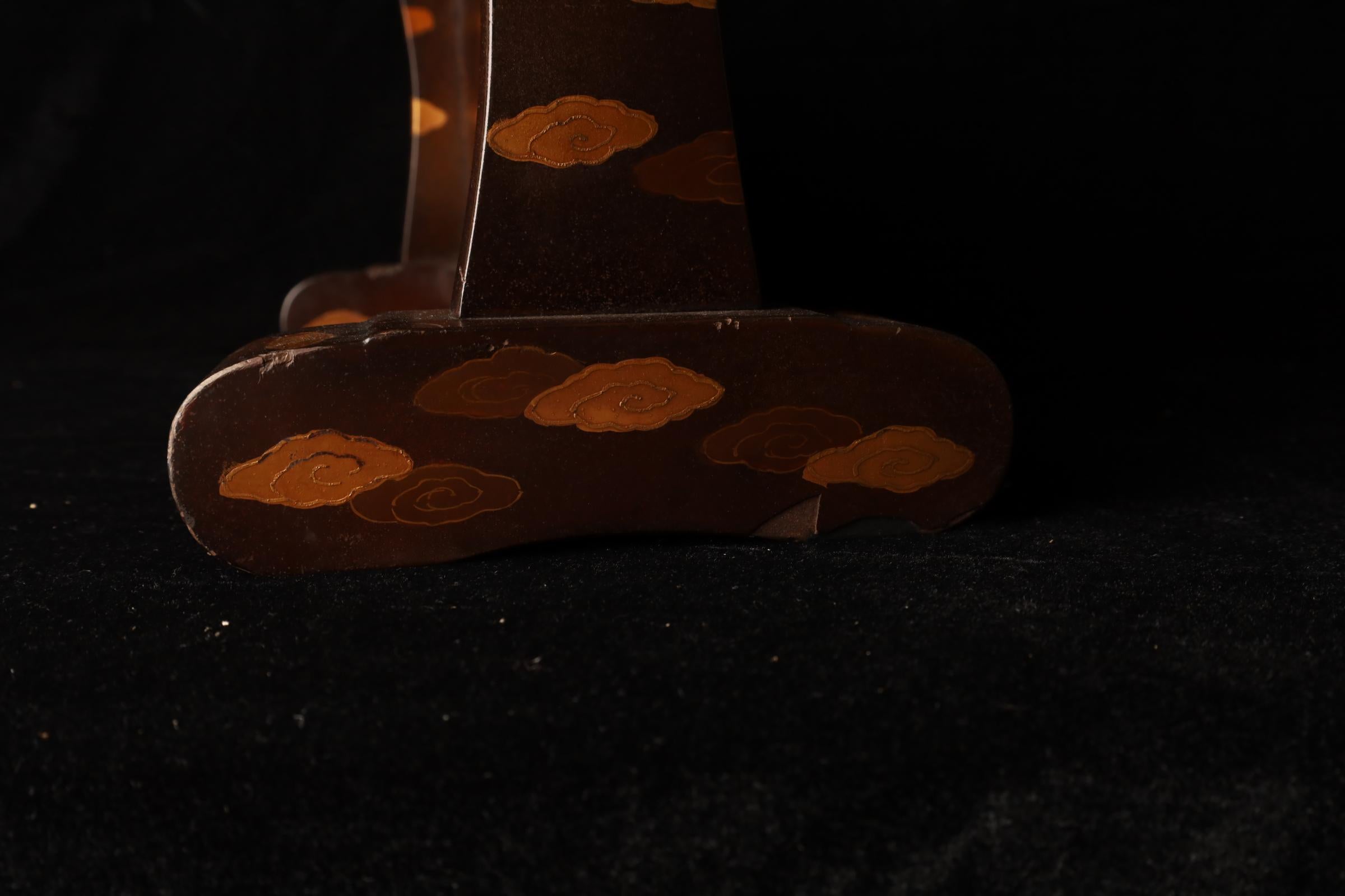 XVIII secolo Kake (supporto per spada) giapponese Nashiji Gold Maki-e Katana con motivo del drago in vendita