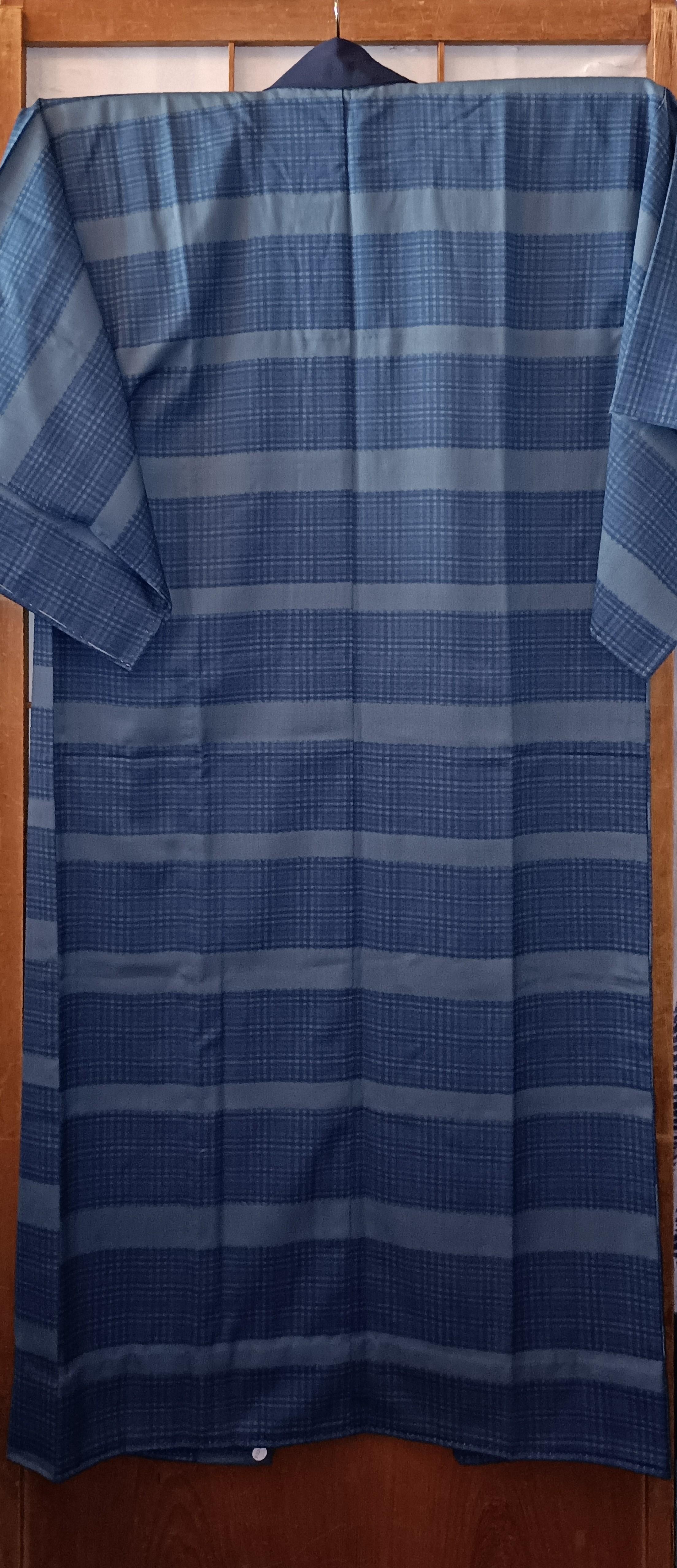 This is a cotton jacket which was made in Japan in Showa era around 1980s.

A yukata (浴衣, lit. 'bathrobe') is an unlined cotton summer kimono, worn in casual settings such as summer festivals and to nearby bathhouses. The name is translated