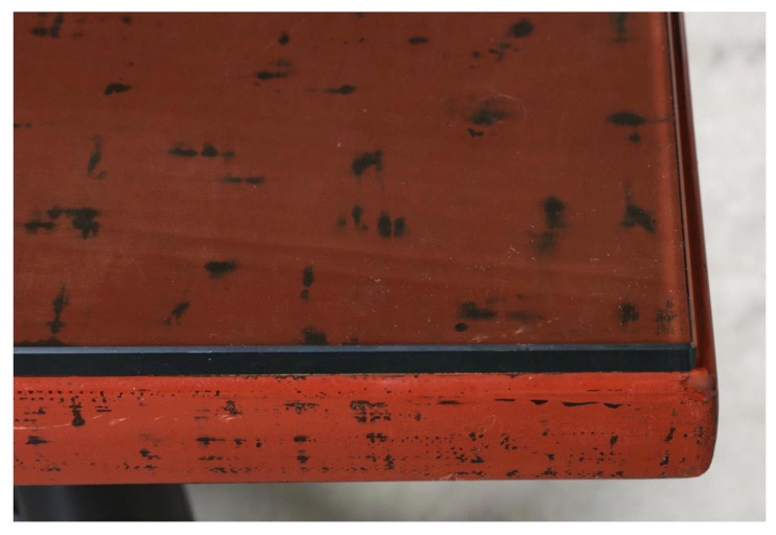 Dies ist ein wunderbares Beispiel für einen japanischen Negoro-Lacktisch. Traditionelle japanische niedrige Tische sind zwischen 12 und 15 Zoll hoch; dieser Tisch muss für den Exportmarkt geschaffen worden sein und misst sehr bequeme 18 Zoll - die