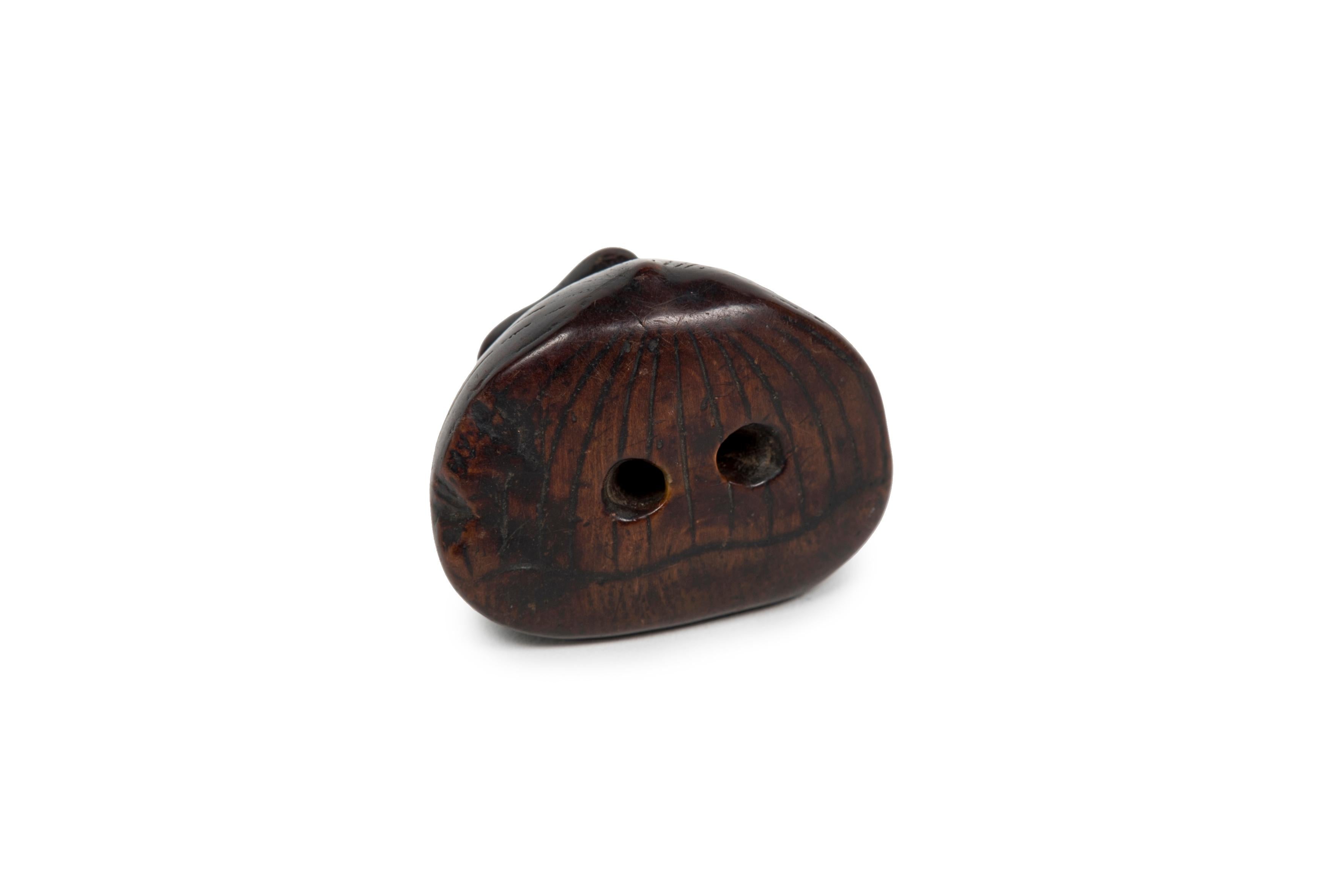 Japonais Netsuke japonais Boxwoord en forme de deux châtaigniers en vente
