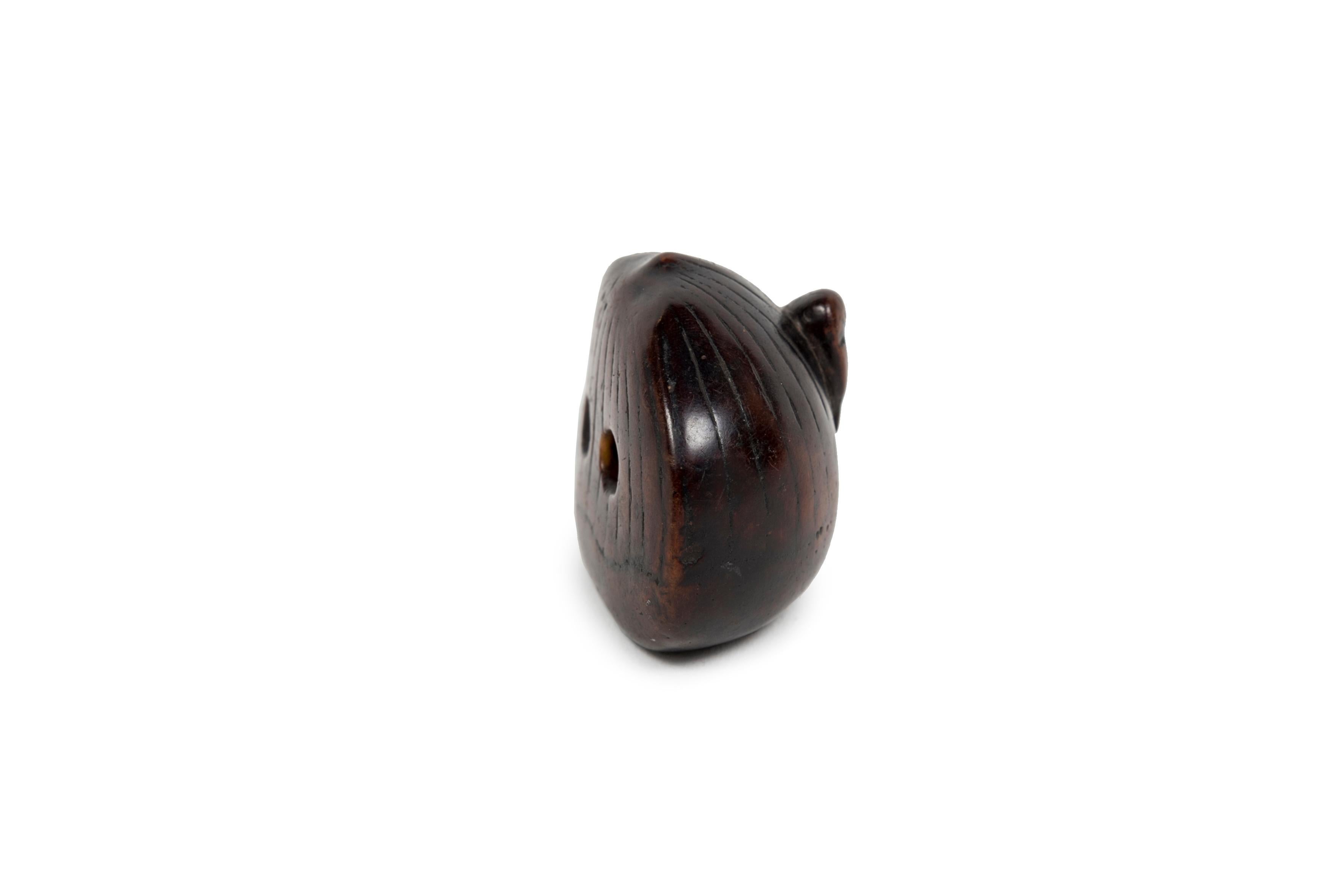 Sculpté Netsuke japonais Boxwoord en forme de deux châtaigniers en vente