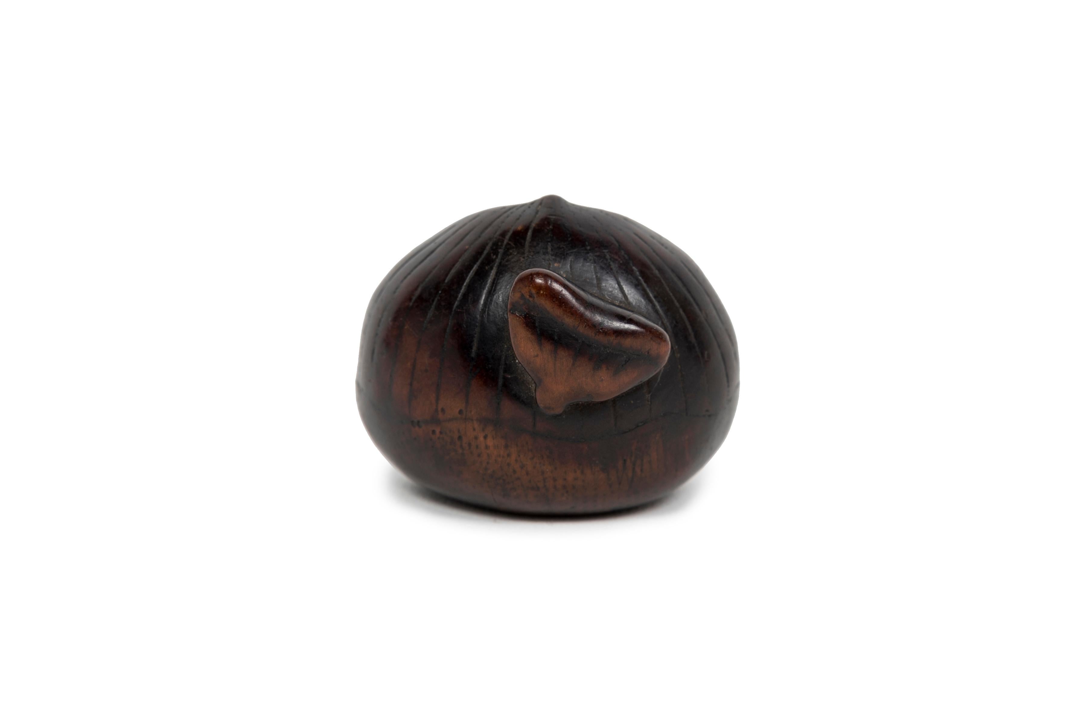 Netsuke japonais Boxwoord en forme de deux châtaigniers Excellent état - En vente à PARIS, FR