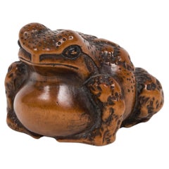 Netsuke japonés de un sapo croando en madera de boj
