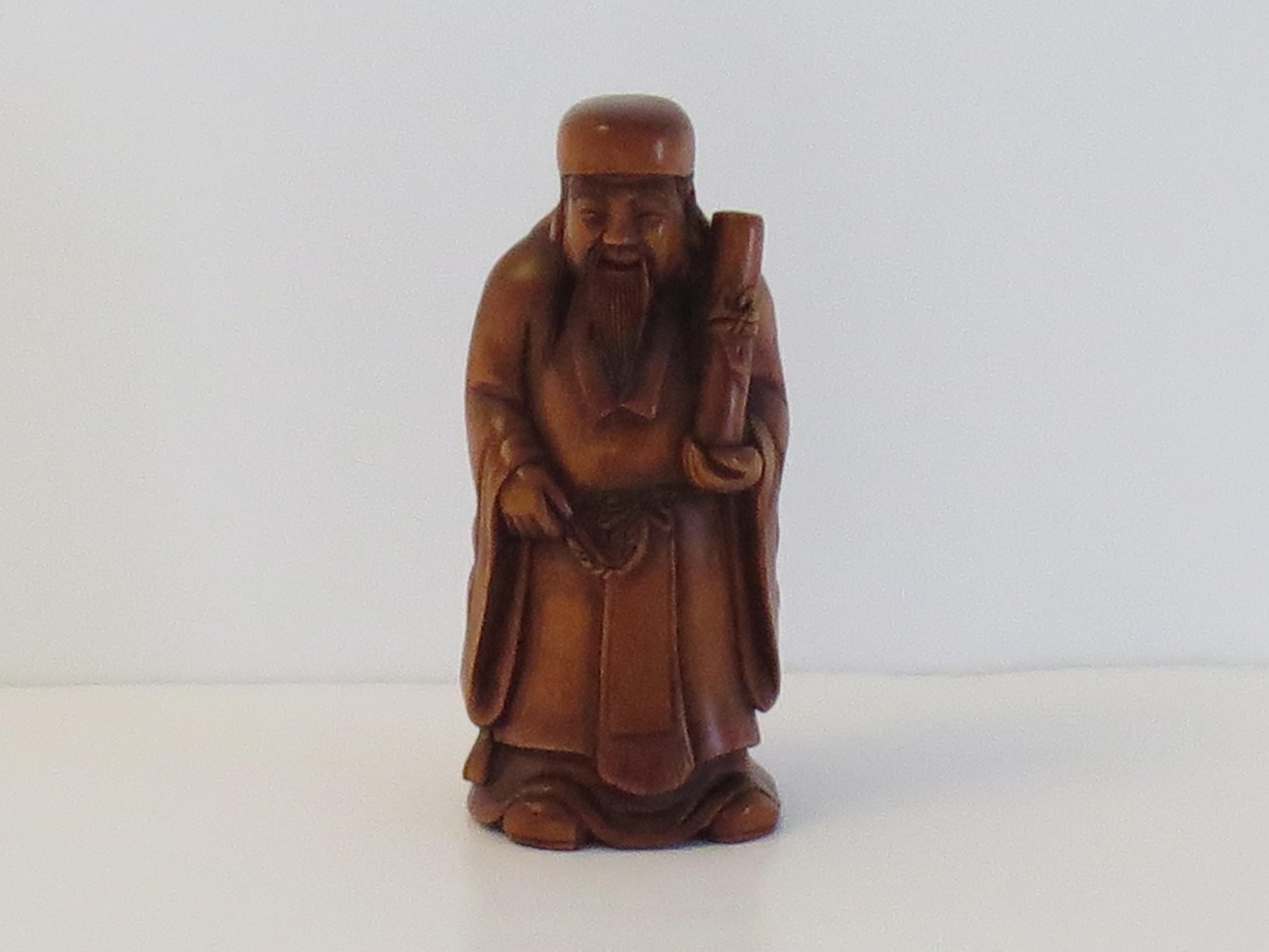 Japanese Netsuke of Chinese sage with scroll made of boxwood Signed, circa 1920 1