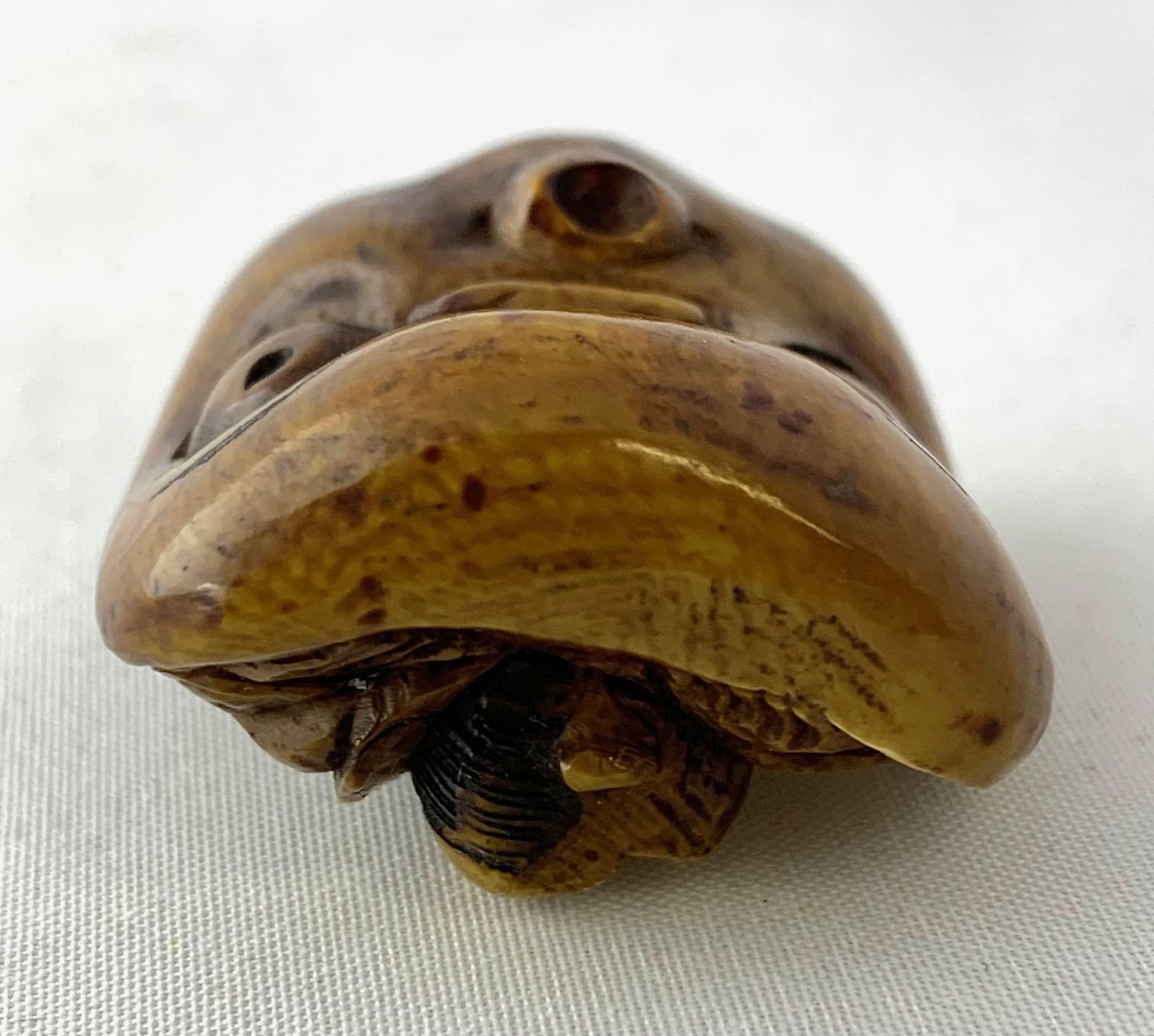 Meiji Netsuke giapponese di Hyottoko, raffigurato attraverso una maschera in una rappresentazione Noh come un idiota in vendita