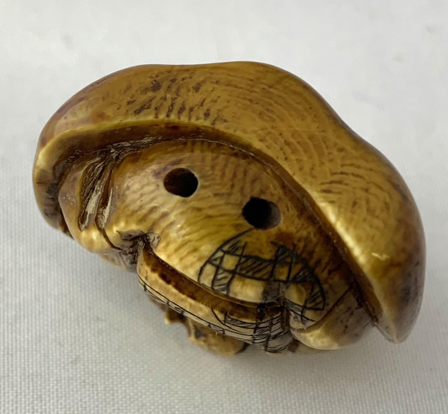 Intagliato Netsuke giapponese di Hyottoko, raffigurato attraverso una maschera in una rappresentazione Noh come un idiota in vendita