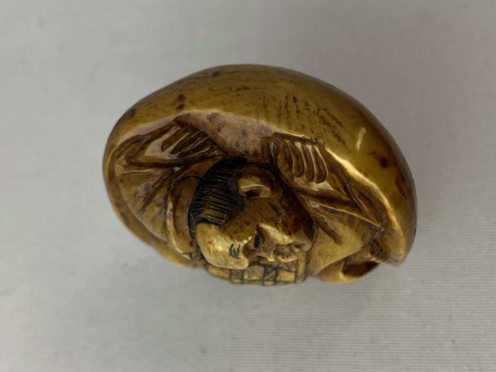 Netsuke giapponese di Hyottoko, raffigurato attraverso una maschera in una rappresentazione Noh come un idiota In condizioni buone in vendita a Point Richmond, CA