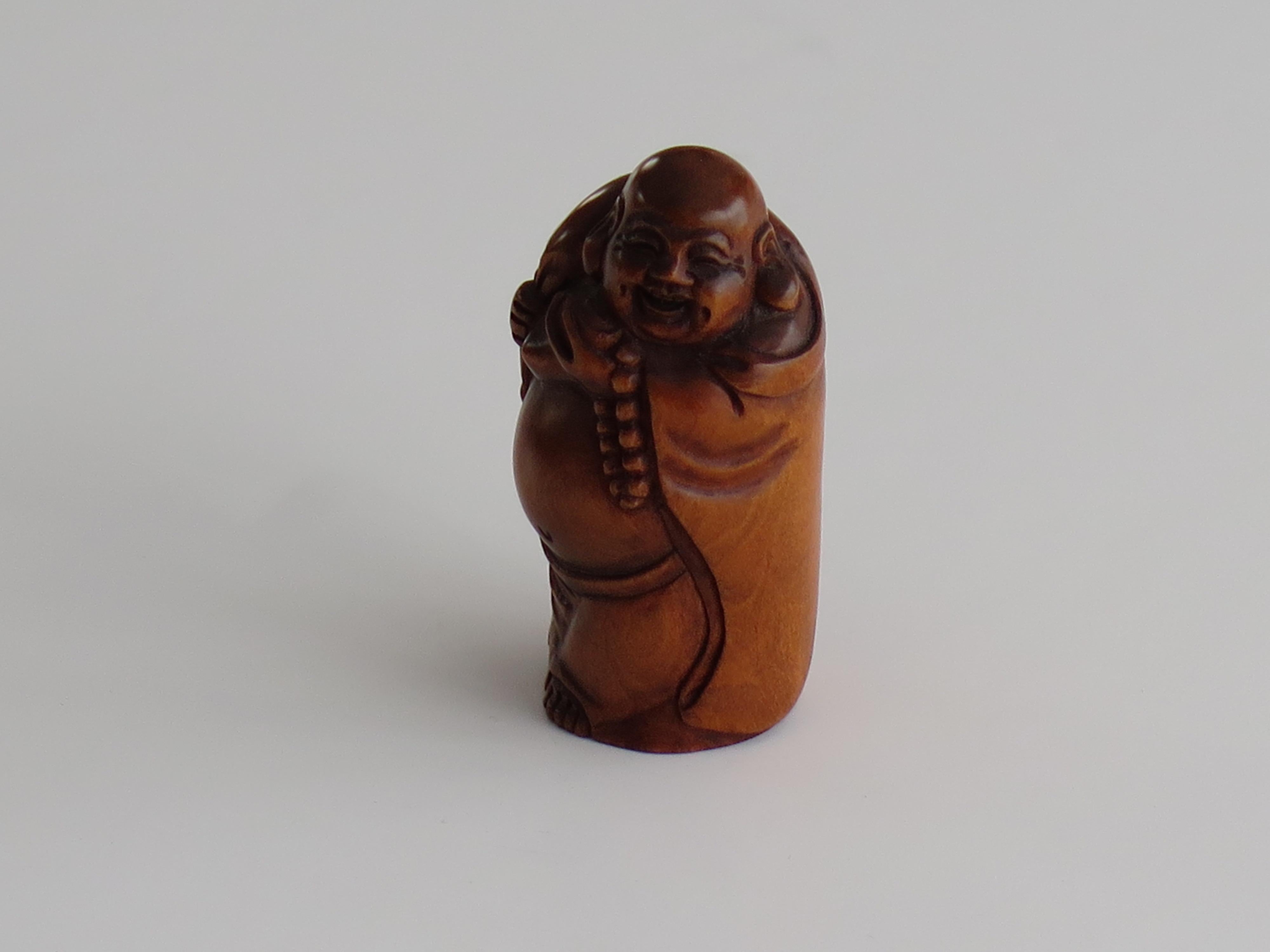 Si tratta di un Netsuke in legno di bosso, modellato come una Sage, probabilmente cinese, che attribuiamo a un produttore giapponese, circa 1900.

Questo pezzo è di buona qualità e molto ben intagliato a mano e mostra un Sage o un immortale cinese