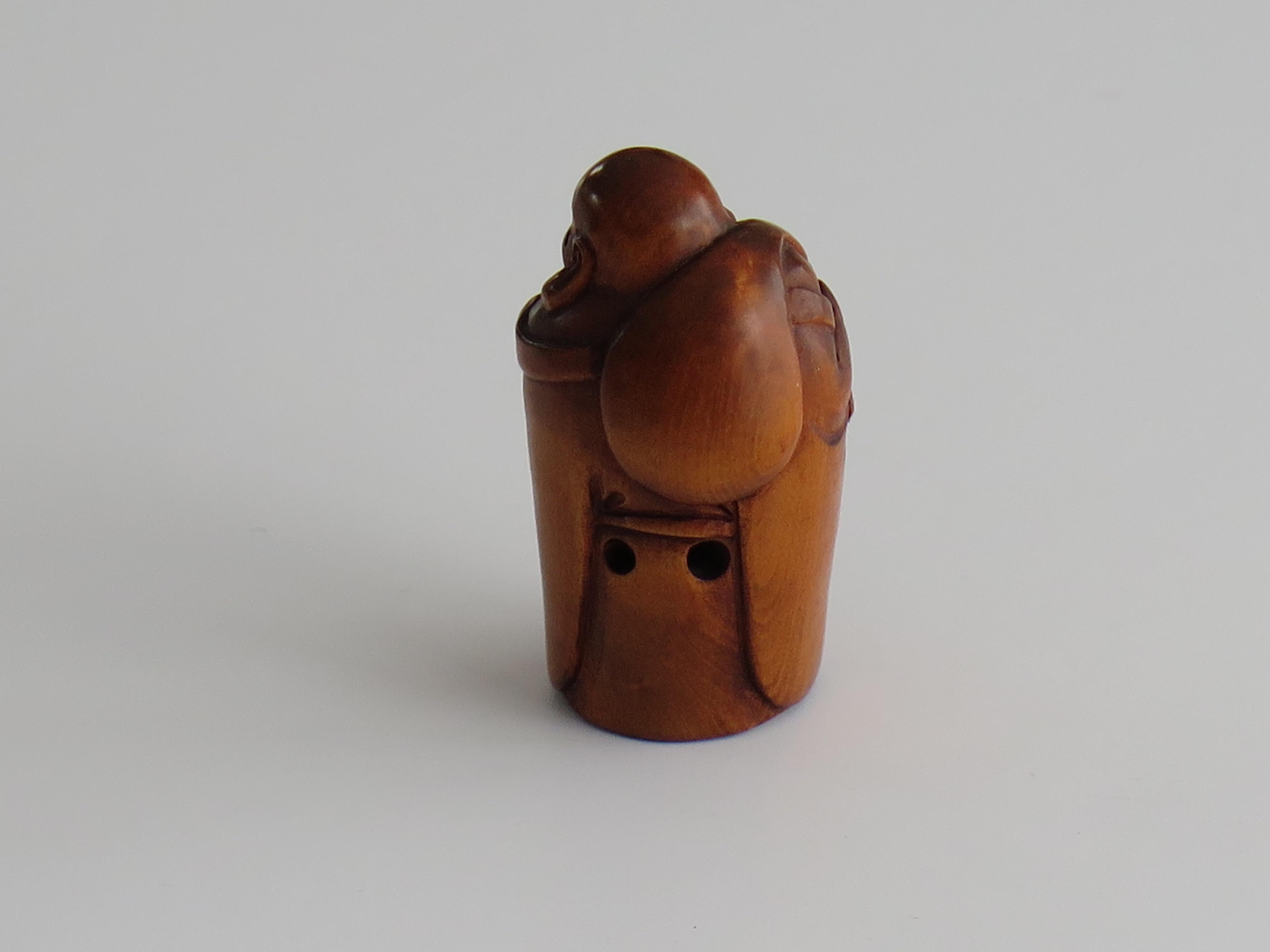 Netsuke giapponese di Sage intagliato a mano in legno di bosso Firmato, circa 1900 In condizioni buone in vendita a Lincoln, Lincolnshire