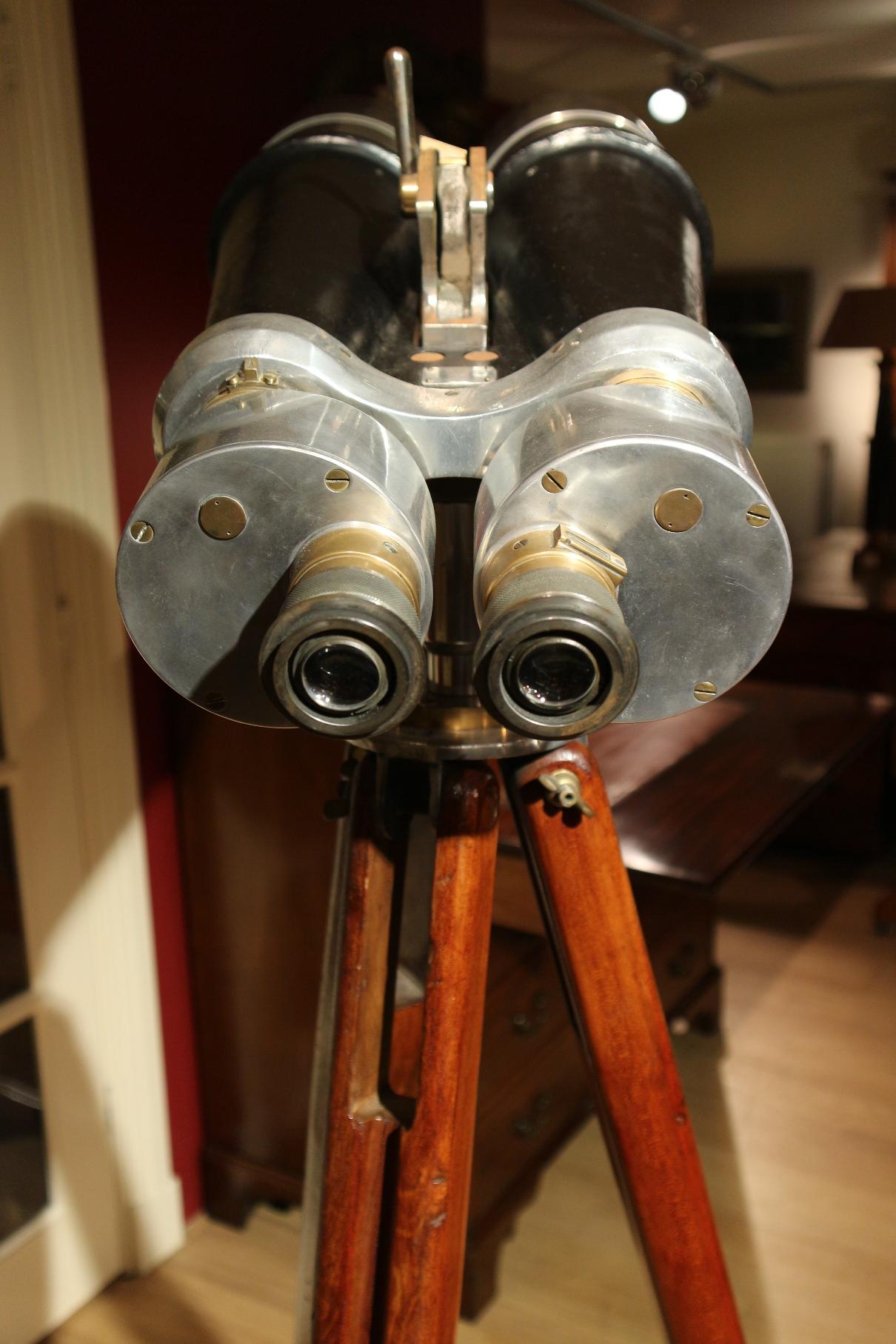 Japanese big eye in good and original condition.
On Japanese warships a sea binocular was placed on towers or 90 feet high, with a primary mission to spot Allied ships and airplanes
The American gigantic binoculars that were used during the Second