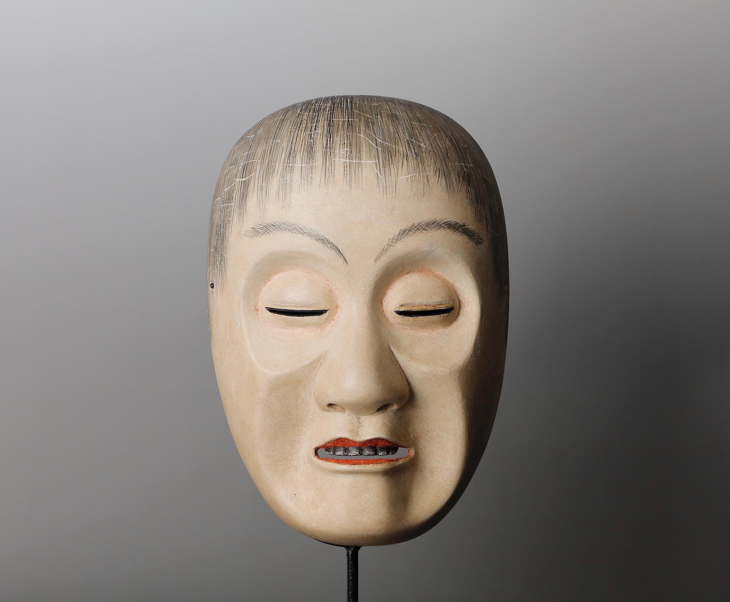 Masque nô signé japonais représentant le personnage de Yoroboshi (moine aveugle)
Yoroboshi capture les émotions complexes d'un deuil intense et d'une délivrance spirituelle. Derrière le dérangement douloureux qui est l'expression superficielle du