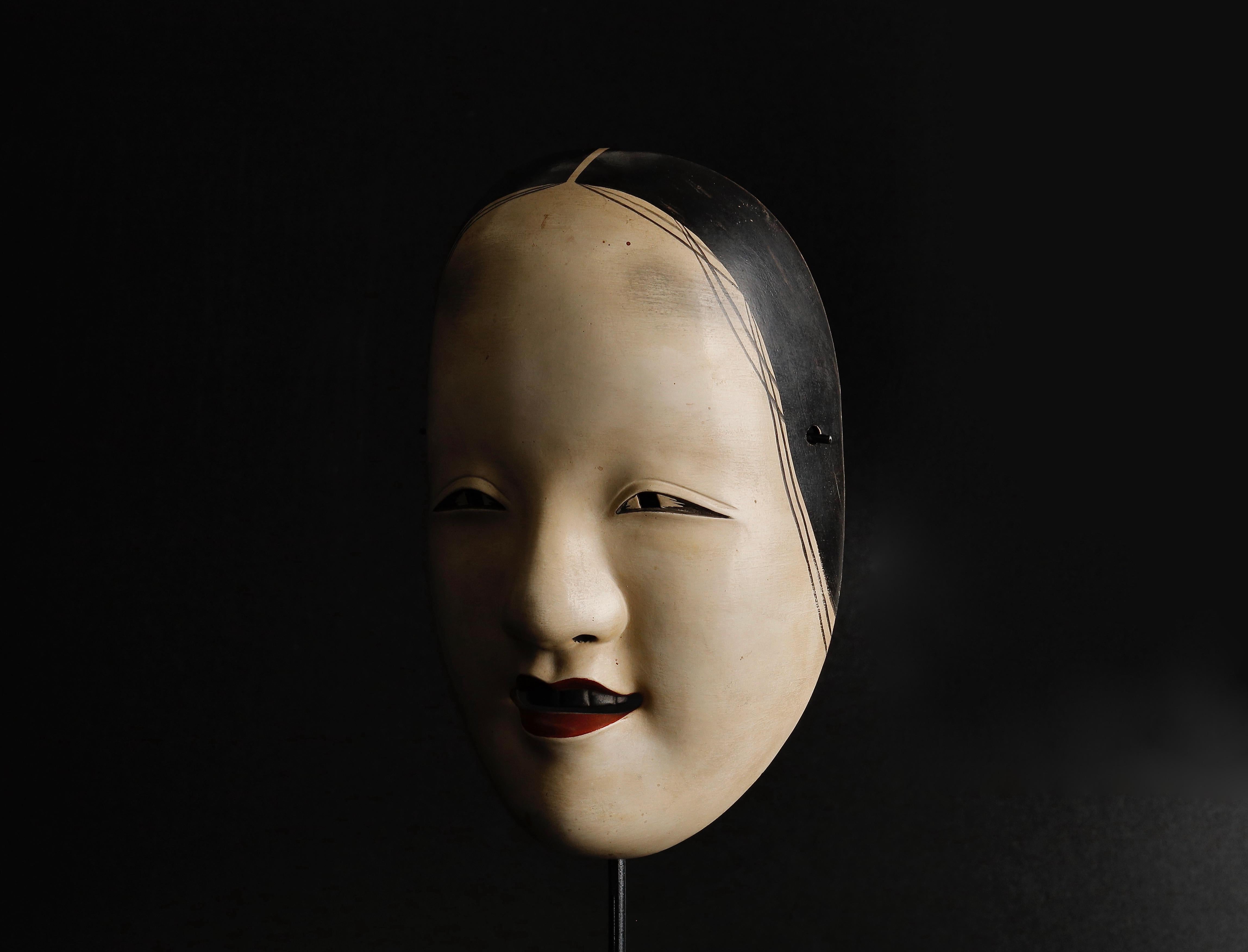 Japanese Noh Mask Depicting Zou-Onna Representing a Female Deity Edo Period, 19t In Good Condition In Fukuoka, JP