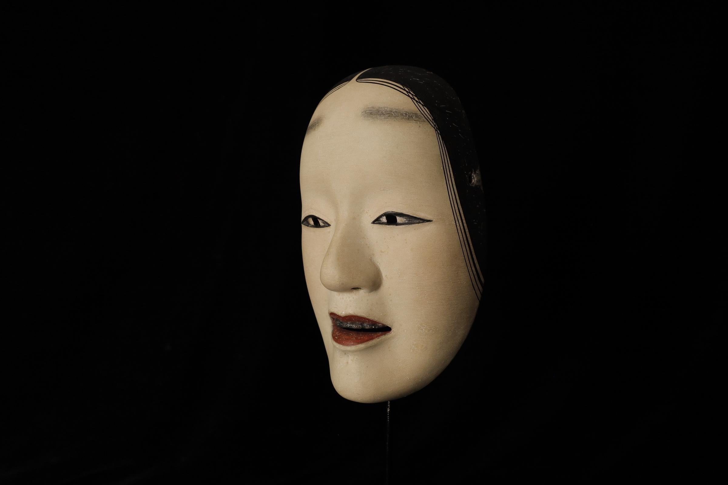 Japanese Noh Mask of Zō-onna (増女) - noble young woman In Good Condition For Sale In Fukuoka, JP