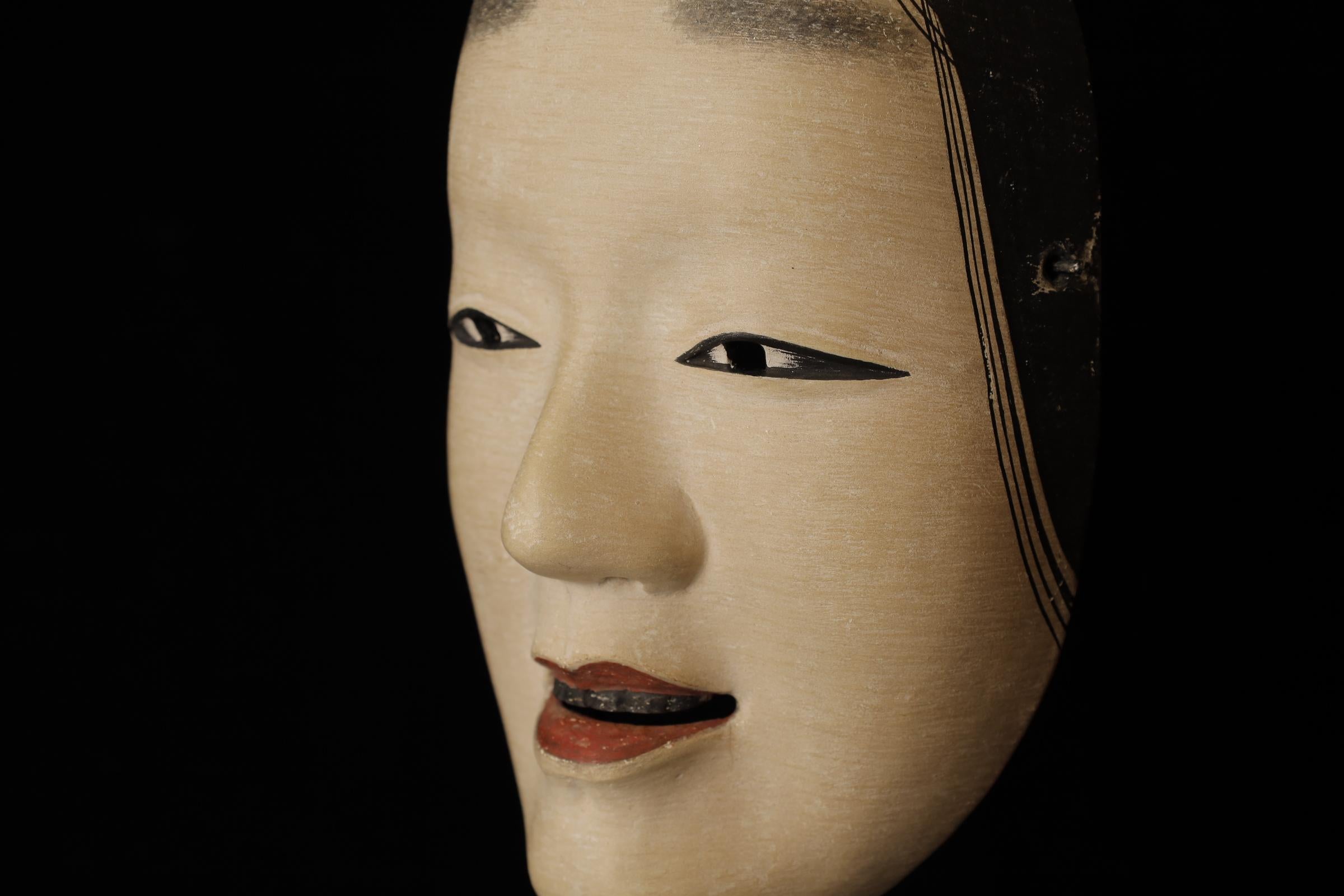 Japanese Noh Mask of Zō-onna (増女) - noble young woman In Good Condition For Sale In Fukuoka, JP