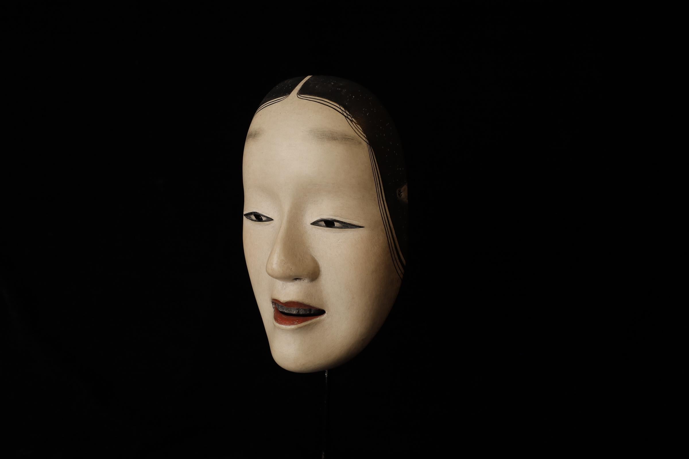 Japanese Noh Mask of Zō-onna (増女) - noble young woman In Good Condition For Sale In Fukuoka, JP