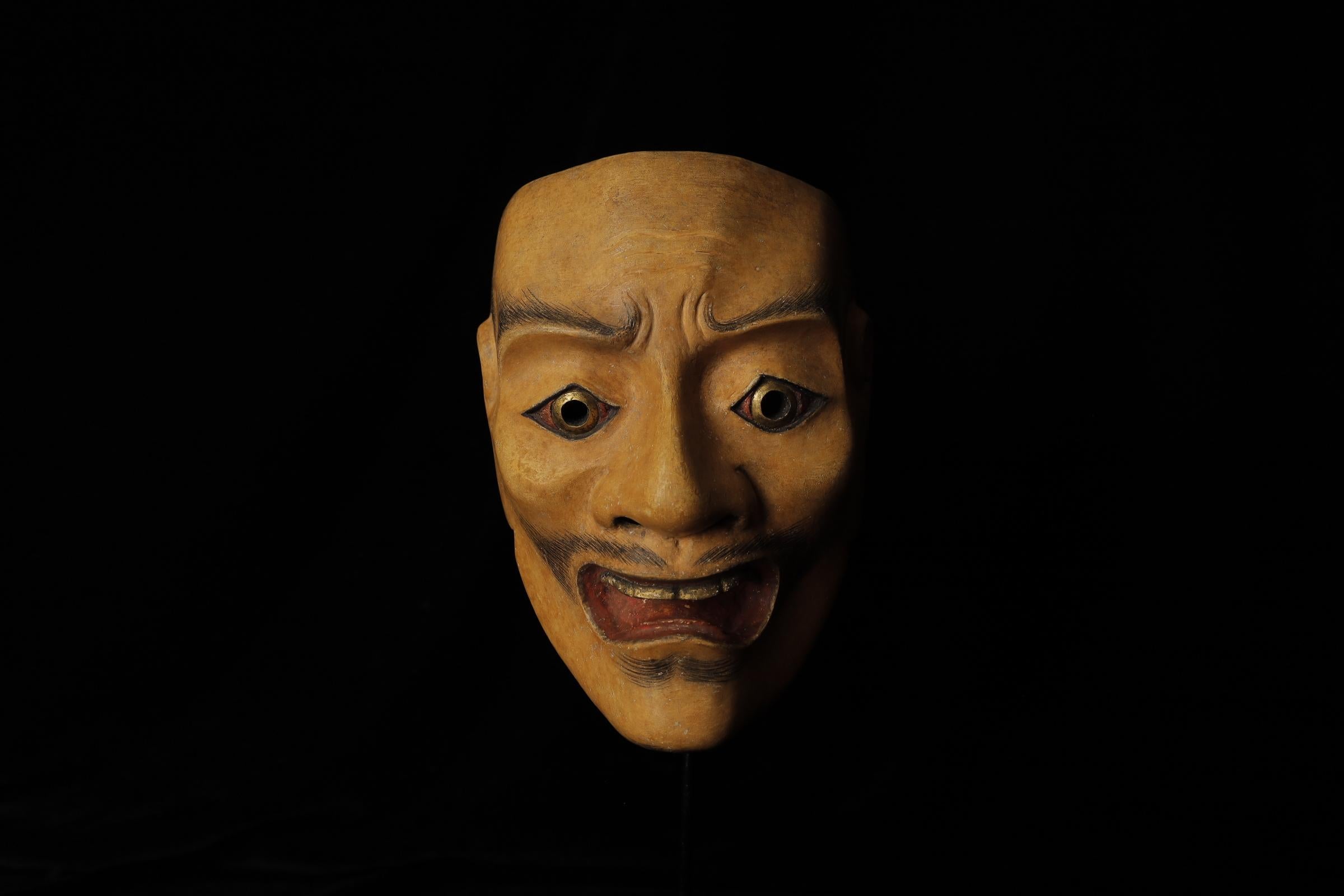Taka (鷹)
Dans le théâtre Noh, le masque est conçu pour incarner la force, l'agilité et l'instinct de prédateur d'un faucon. Ses traits aigus et ses yeux larges et alertes symbolisent l'acuité visuelle de l'oiseau et son empressement à agir,