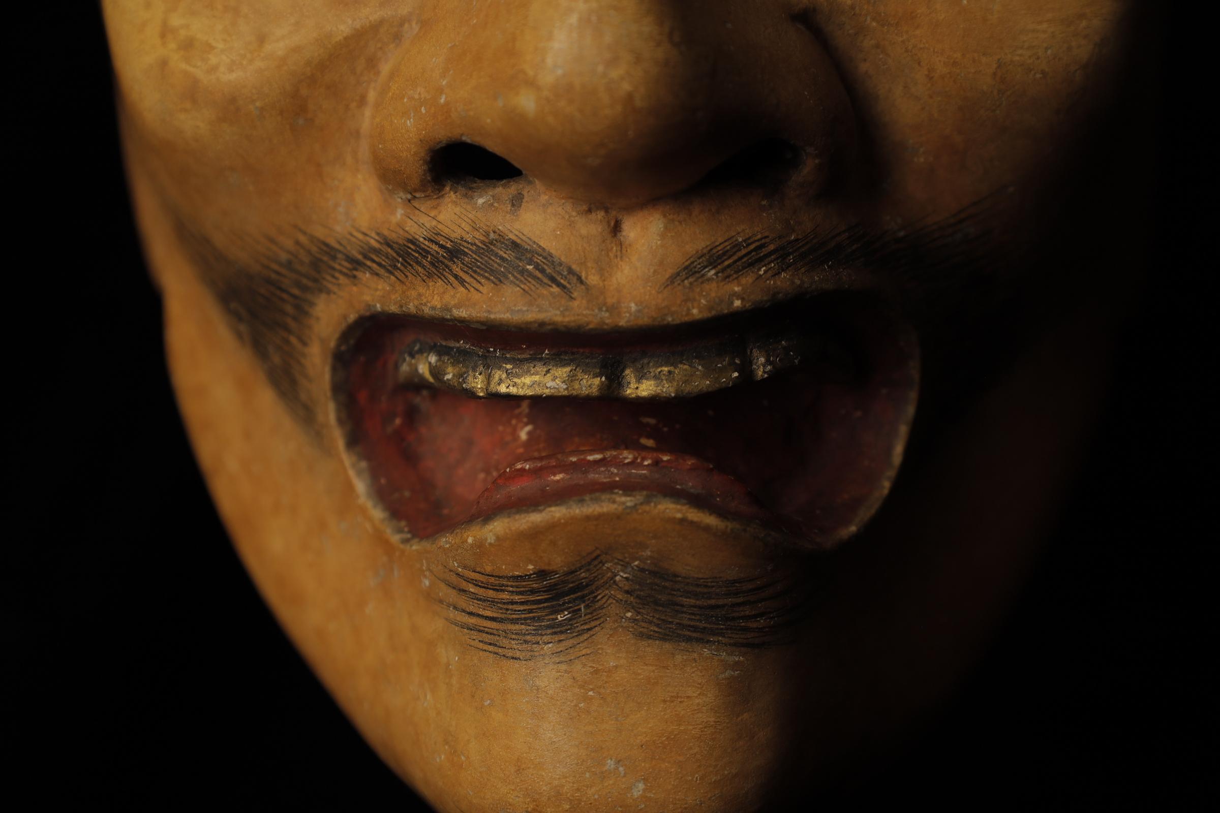 Sculpté à la main Théâtre japonais Noh Taka (鷹) Masque. Attribué à Takada Fuki (高田 冨季, 1935-2008) en vente