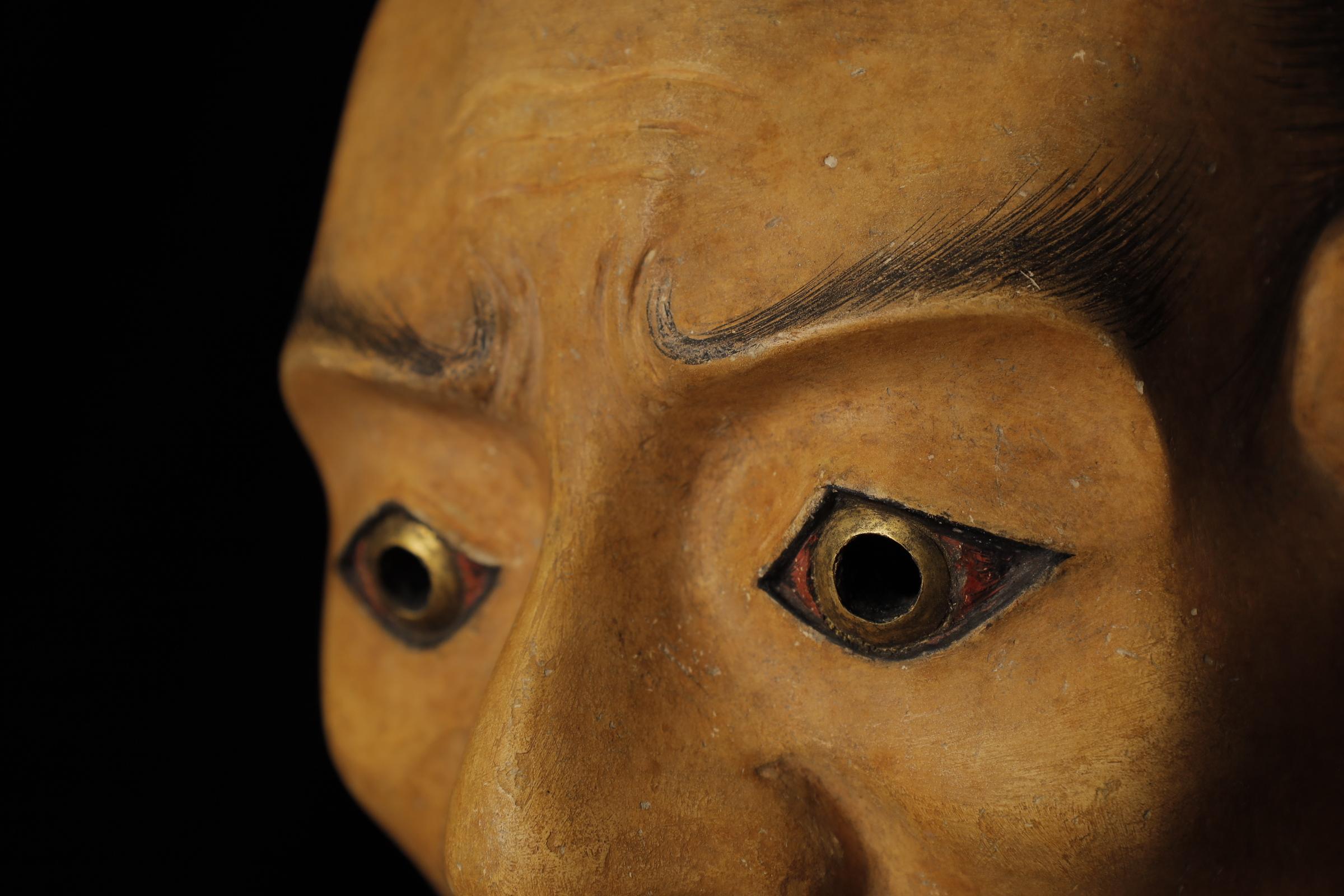 20ième siècle Théâtre japonais Noh Taka (鷹) Masque. Attribué à Takada Fuki (高田 冨季, 1935-2008) en vente