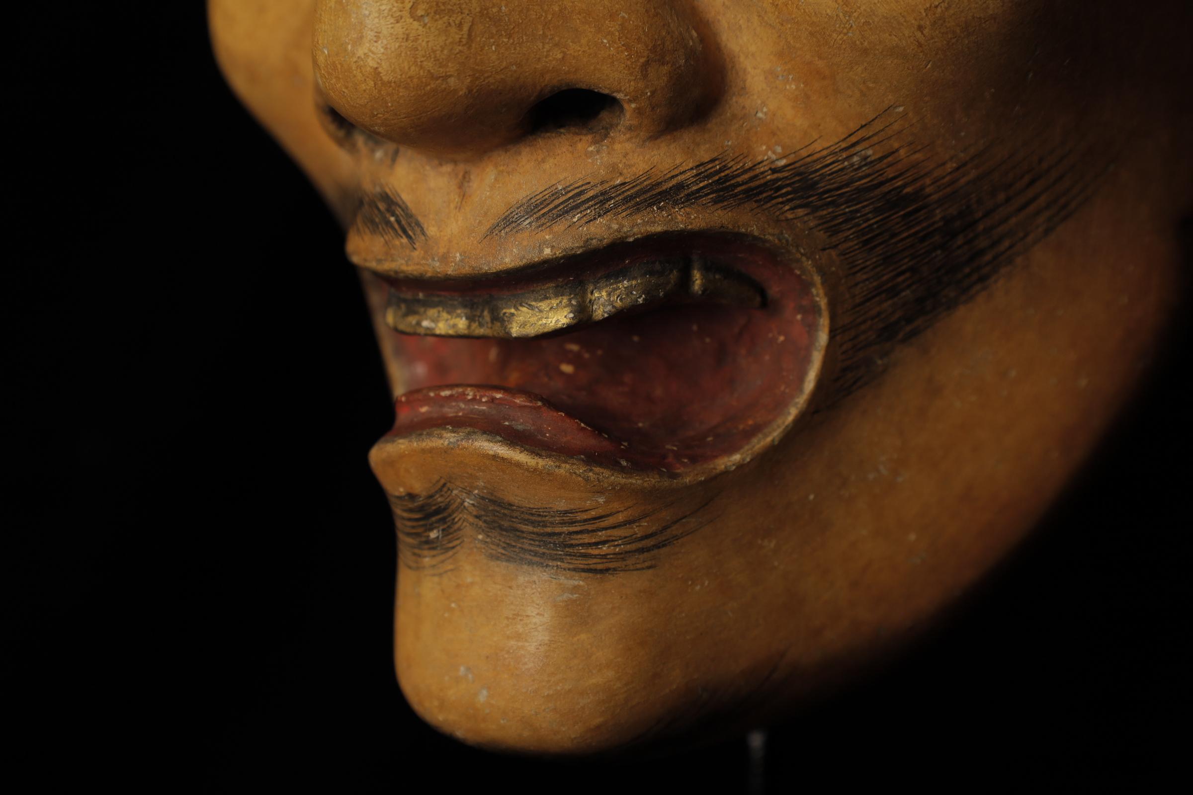 Bois Théâtre japonais Noh Taka (鷹) Masque. Attribué à Takada Fuki (高田 冨季, 1935-2008) en vente