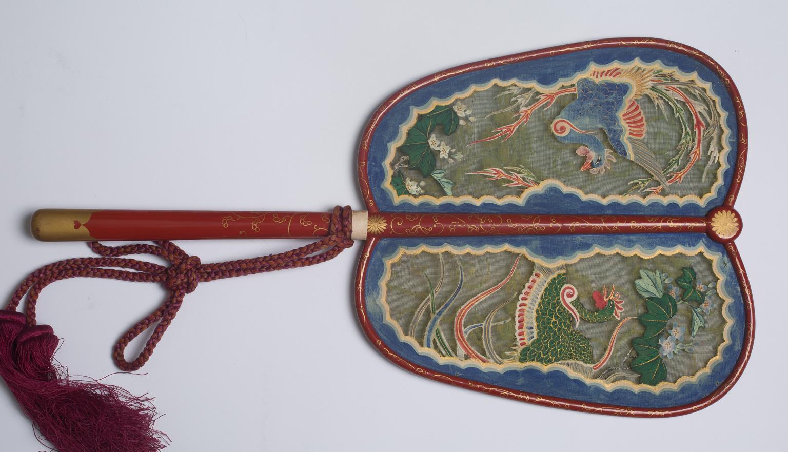 Japanese Noh Theatre Fan in Lacquered Wood and Painted Silk, 19th Century 3