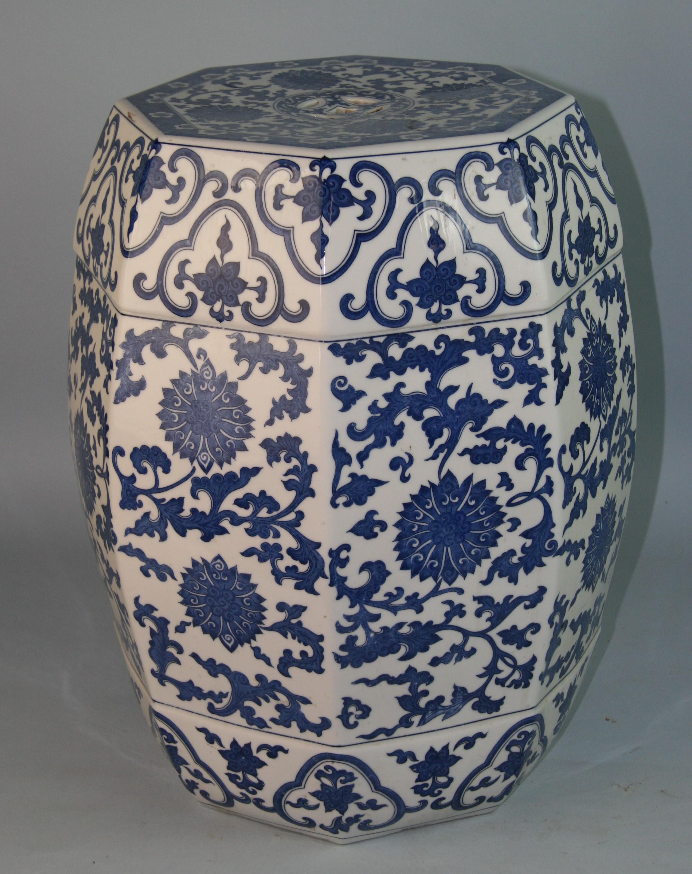 1389 Japanische Gartenbank/Beistelltisch aus blauem und weißem Porzellan in schwerer Ausführung
