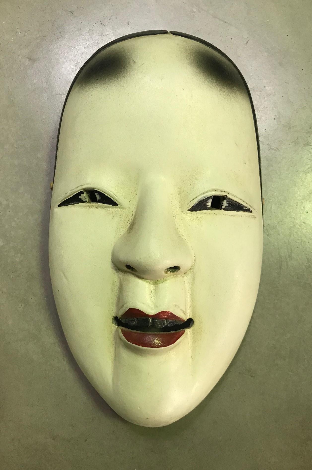 Eine wunderschöne, wunderbar gearbeitete, verführerische Maske, die für das japanische Noh-Theater hergestellt wurde.

Diese Maske ist handgefertigt und aus Naturholz geschnitzt.

Ko-omote heißt übersetzt 