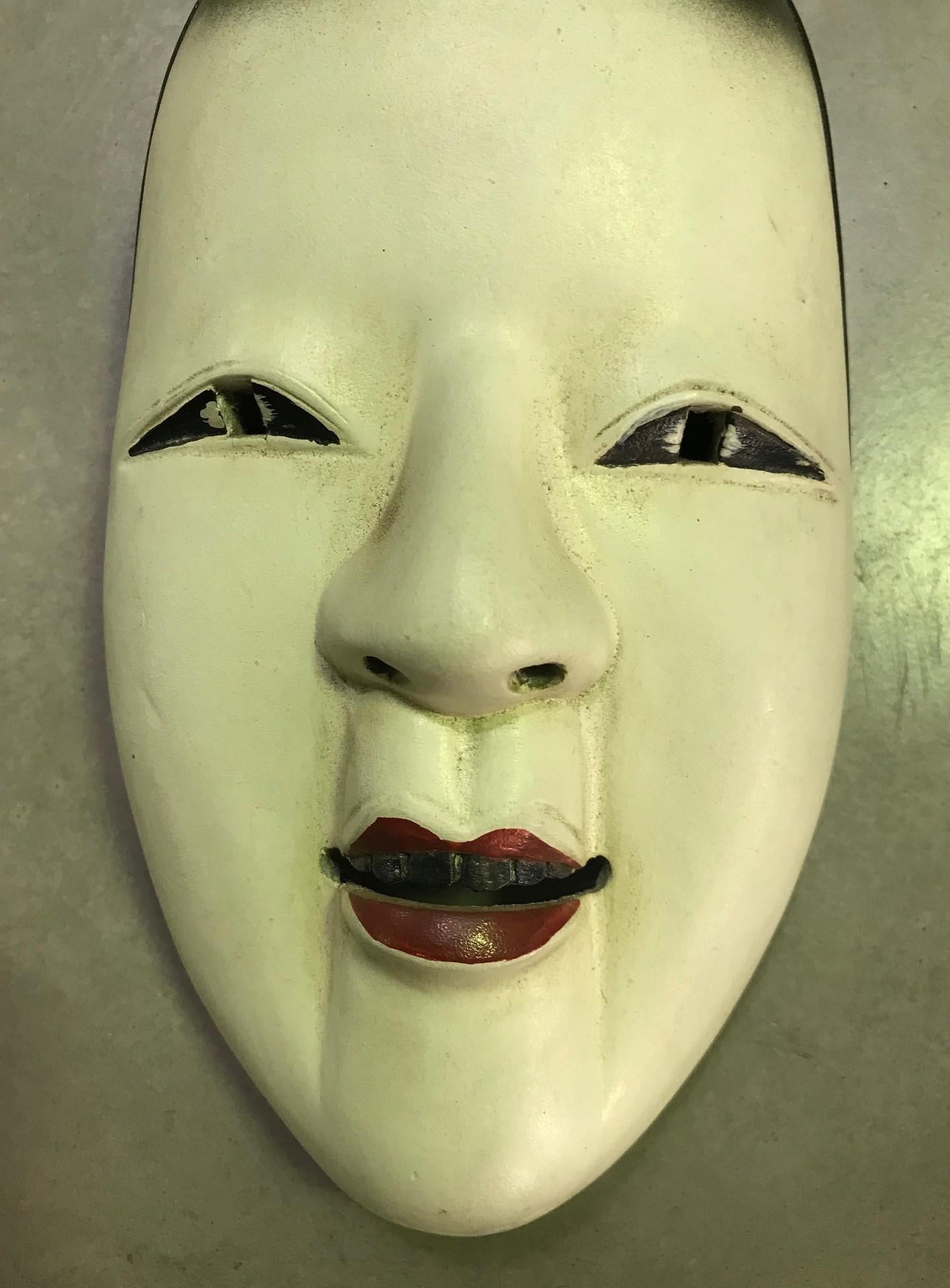 Japanische Okame Ko-Omote-Holz geschnitzte Noh Theatermaske (Showa) im Angebot