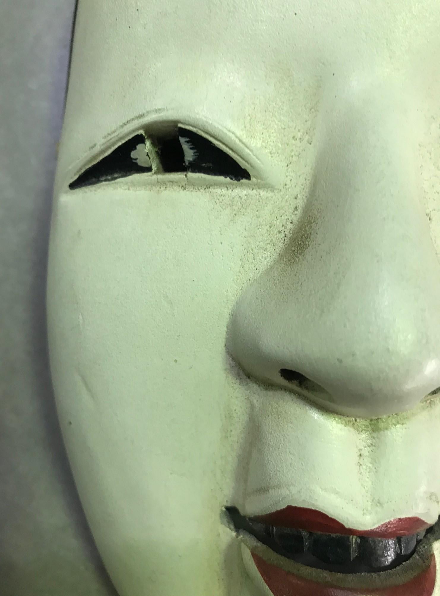 Japanische Okame Ko-Omote-Holz geschnitzte Noh Theatermaske im Zustand „Gut“ im Angebot in Studio City, CA