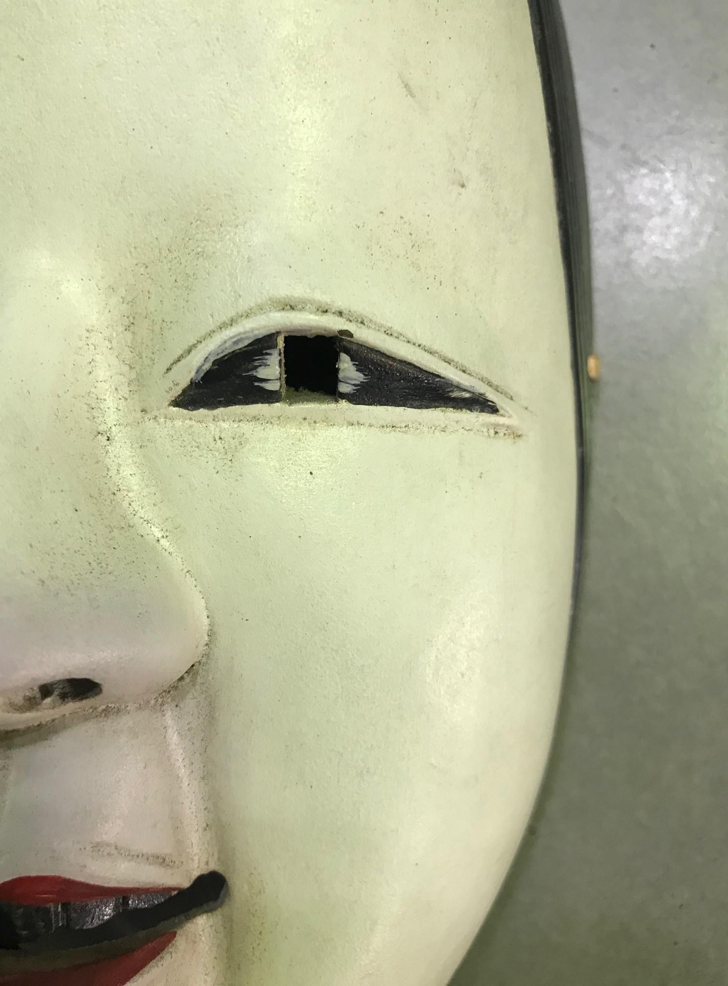 Peint à la main Masque de théâtre japonais Okame Ko-Omote en bois sculpté Noh en vente