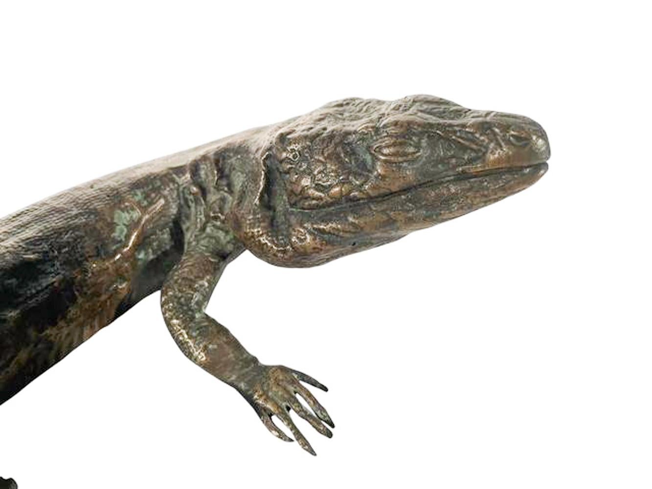 Meiji Japanese Okimono, Cast Bronze Model of a Lizard en vente