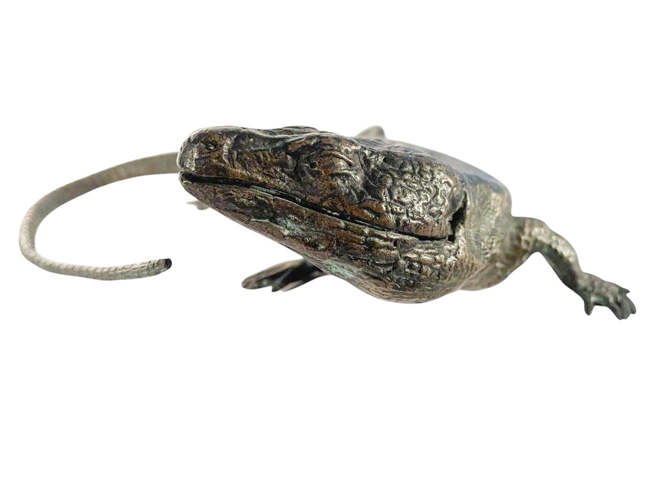 Japanese Okimono, Cast Bronze Model of a Lizard Bon état - En vente à Chapel Hill, NC