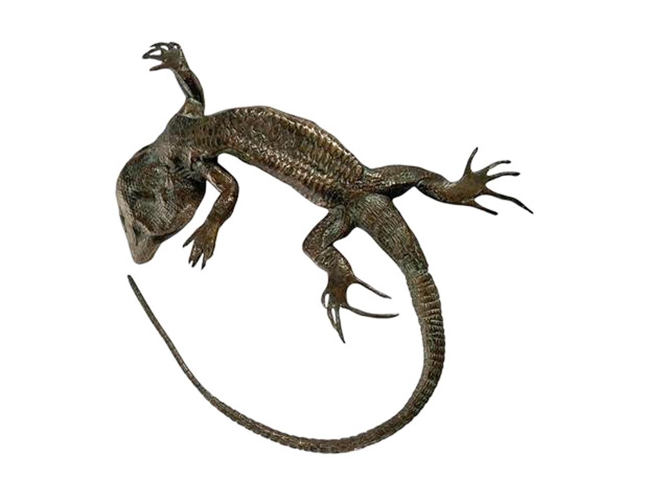 20ième siècle Japanese Okimono, Cast Bronze Model of a Lizard en vente
