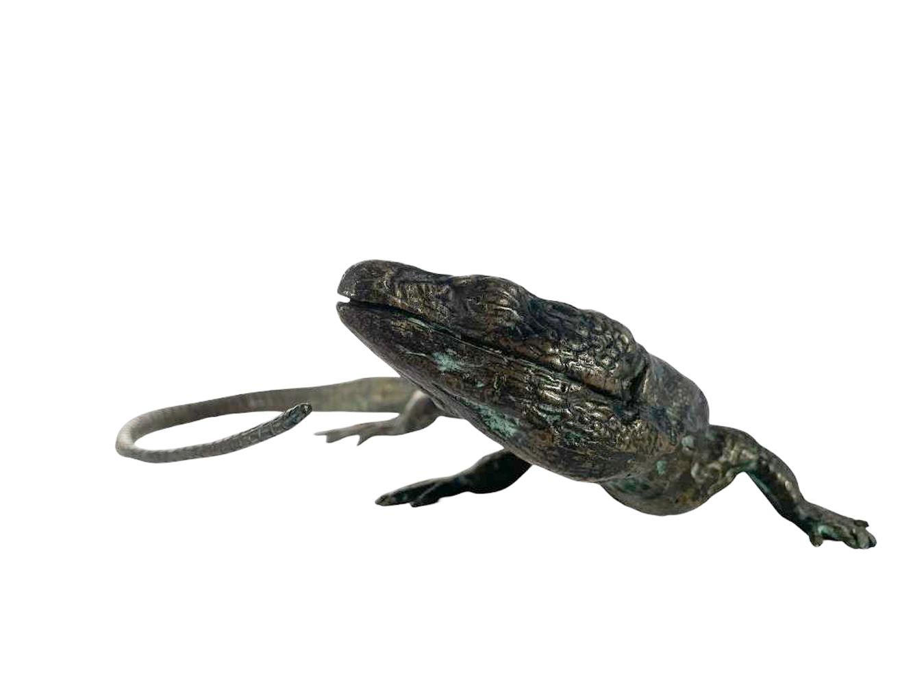 Japanese Okimono, Cast Bronze Model of a Lizard en vente 2