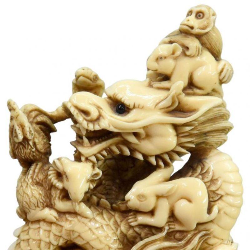 Groupe d'animaux japonais okimono du 19e siècle aux yeux sulfurés mesurant 9,5 cm de hauteur pour une terrasse de 3 x 5 cm. Signature sur le fond

Informations complémentaires :
MATERIAL : Bois fruitiers.
  